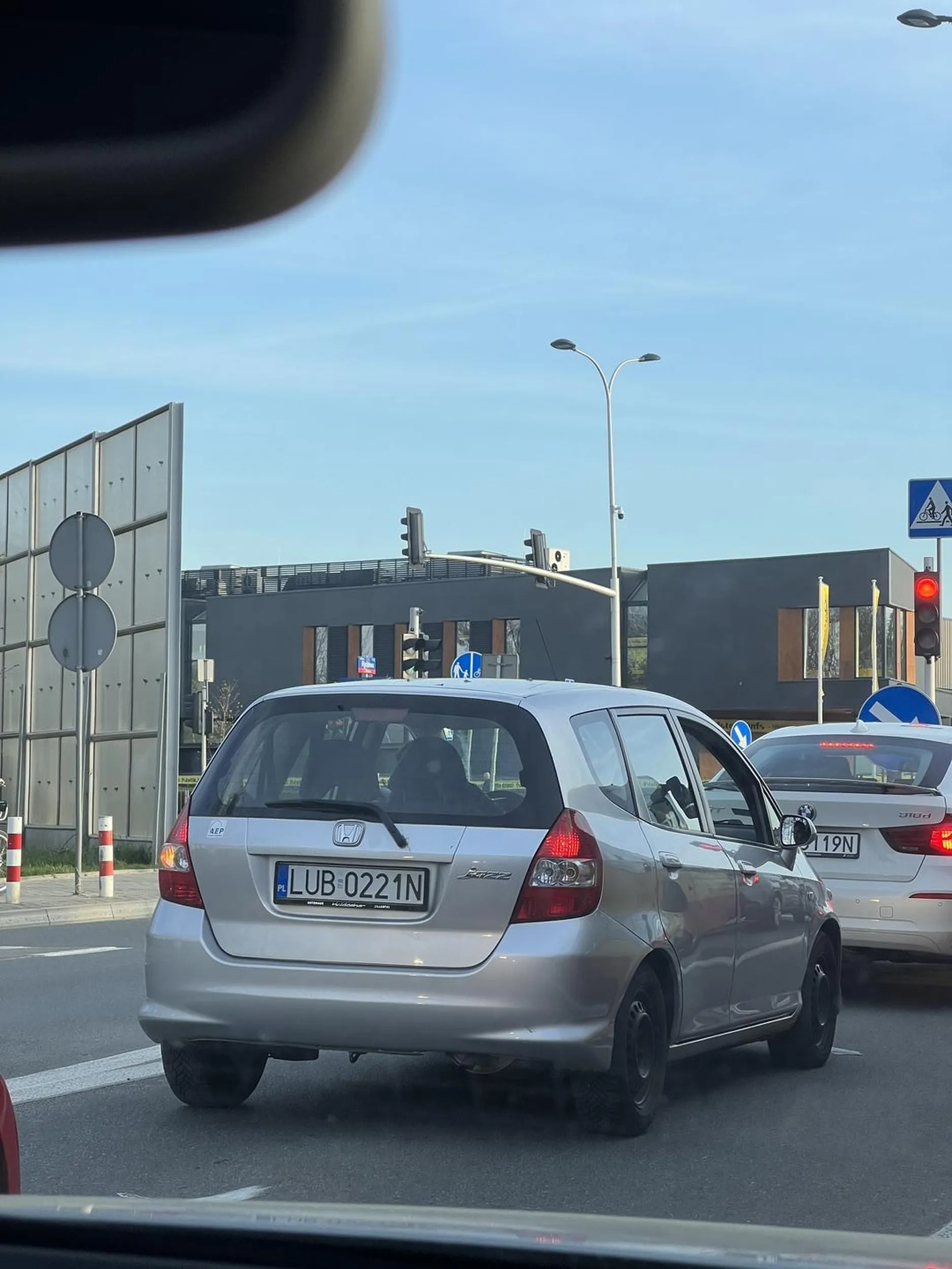 chłopaki chyba nacpani jeżdżą i drą się do ludzi, strasznie agresywna jazda. patologia won