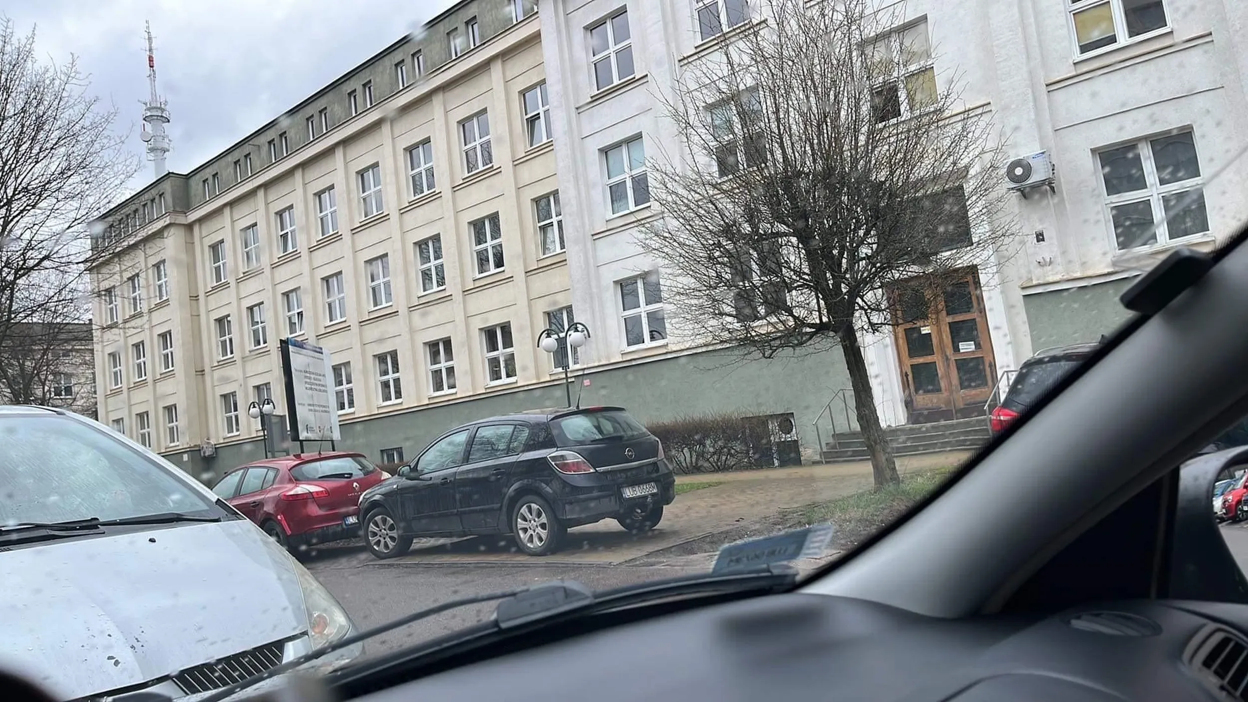 Gościu zablokowałeś dwa miejsca parkingowe, przesiądź się do busa jak nie potrafisz parkować