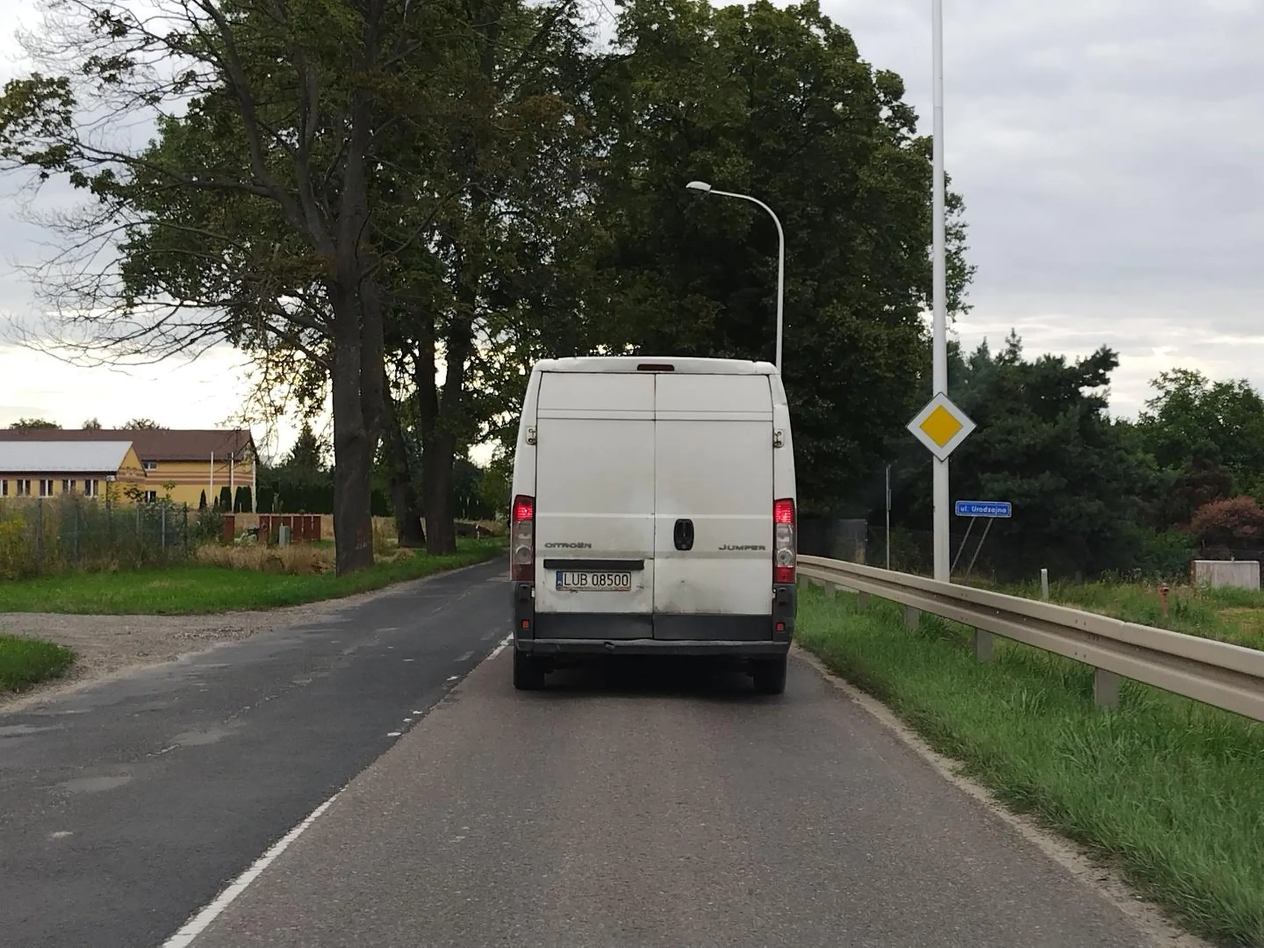 Wyjechał cfel wymuszając pierwszeństwo a potem jedzie parę kilometrów 30 km/h. Pewnie wracał z pracy po alko. Narąbany!!!!
