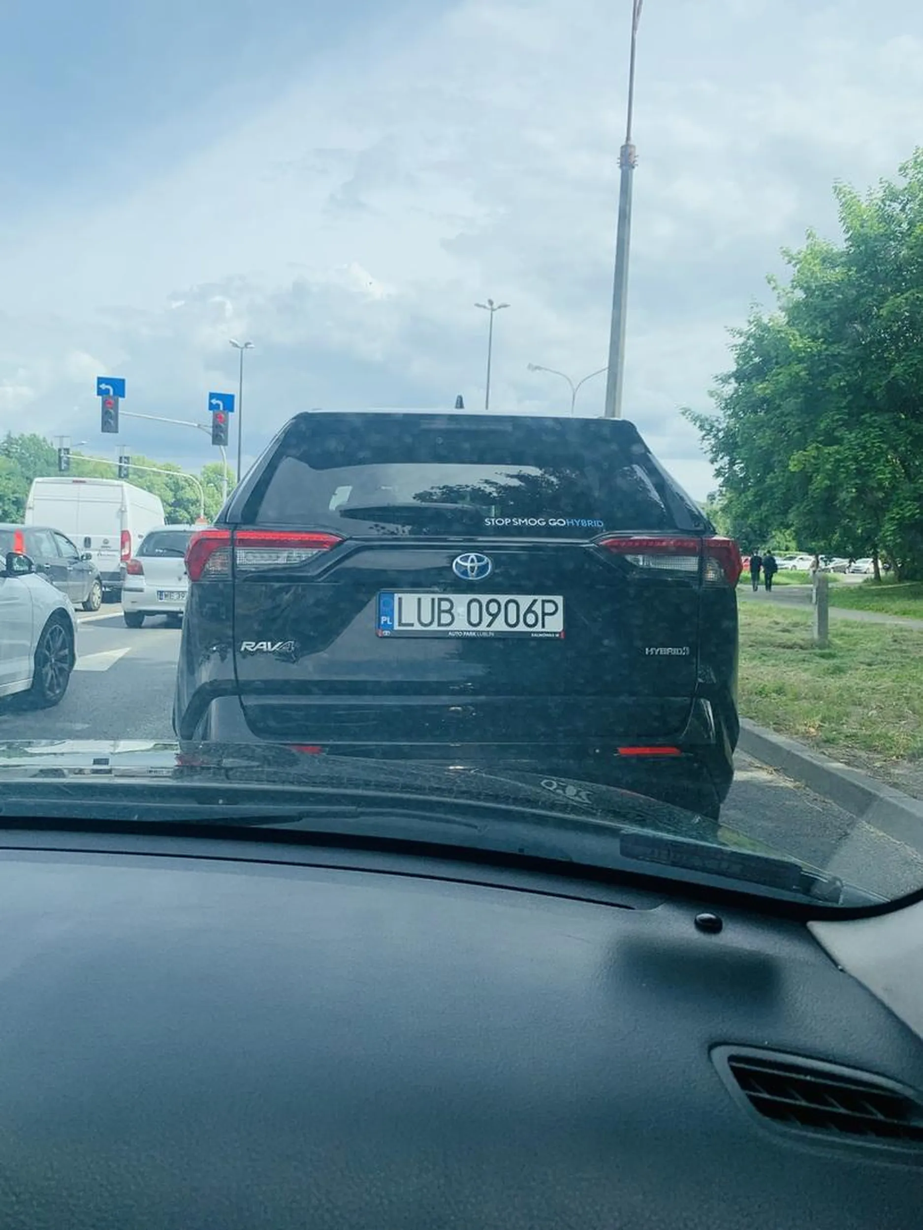 Prostak w toyocie rav4 specjalnie przyśpiesza gdy wykonuję manewr wyprzedzania i blokuje droge.