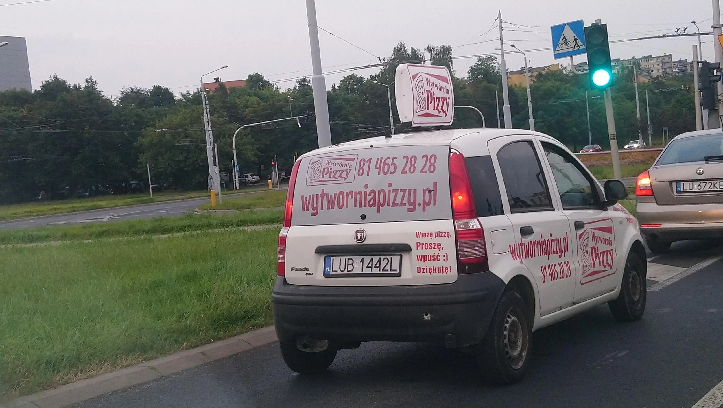 Kolejny dostawca co przepisy na drodze ma w dupie!!!! Jak te jego pizzy są na takim samym poziomie jak jego styl jazdy to wolę tańsze i smaczniejsze z Lidla czy biedronki!!!!!