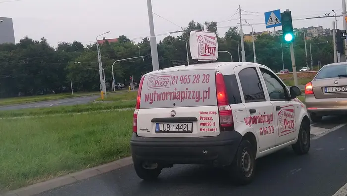 Kolejny dostawca co przepisy na drodze ma w dupie!!!! Jak te jego pizzy są na takim samym poziomie jak jego styl jazdy to wolę tańsze i smaczniejsze z Lidla czy biedronki!!!!!