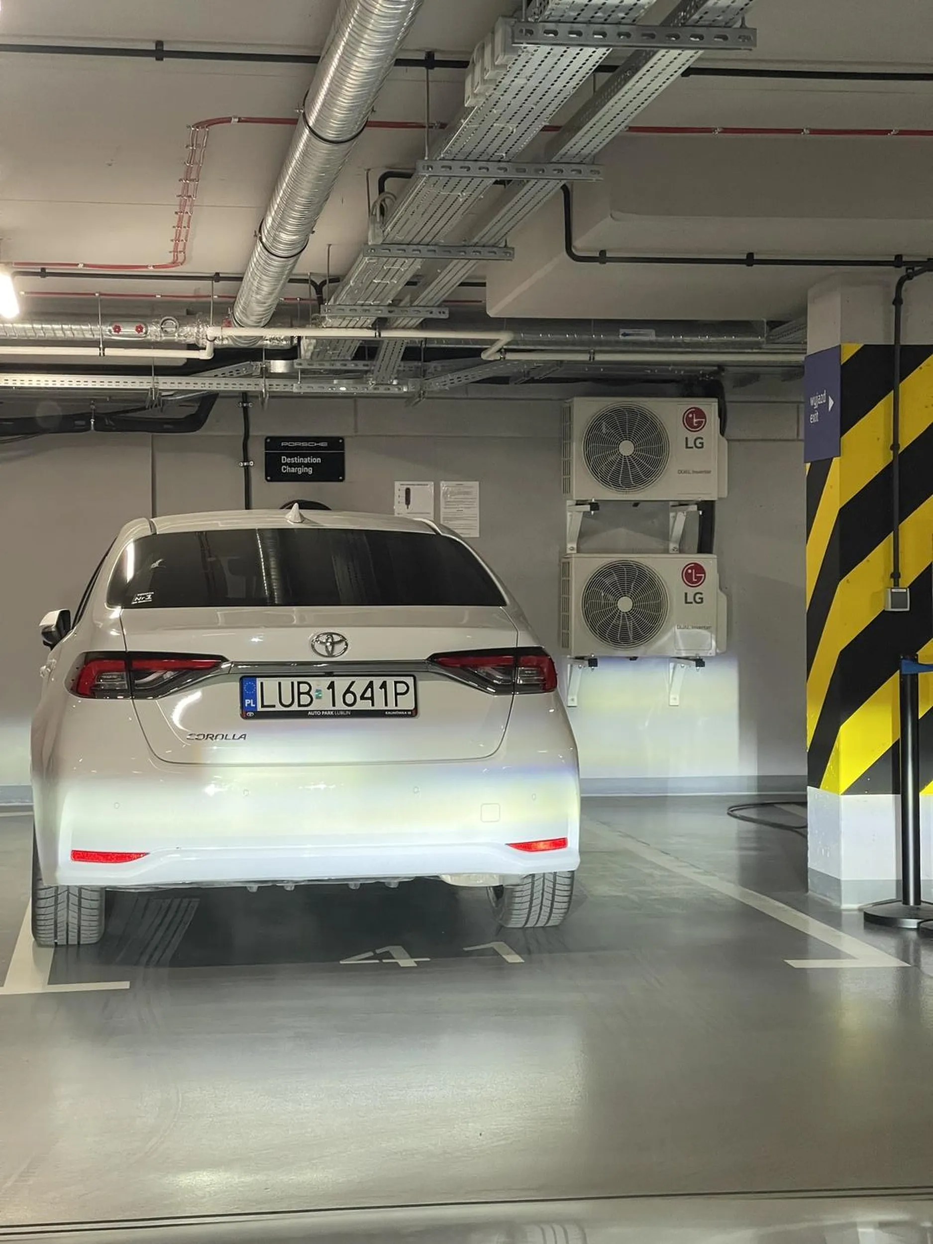 Kierowca w toyocie spalinowej staje sobie na miejscu dla samochodów elektrycznych. Bardzo nie w porządku zachowanie. Jak się nie umie parkować w innych miejscach tylko wjeżdża na wprost bez czytania znaków to się nie powinno wyjeżdżać na drogę.