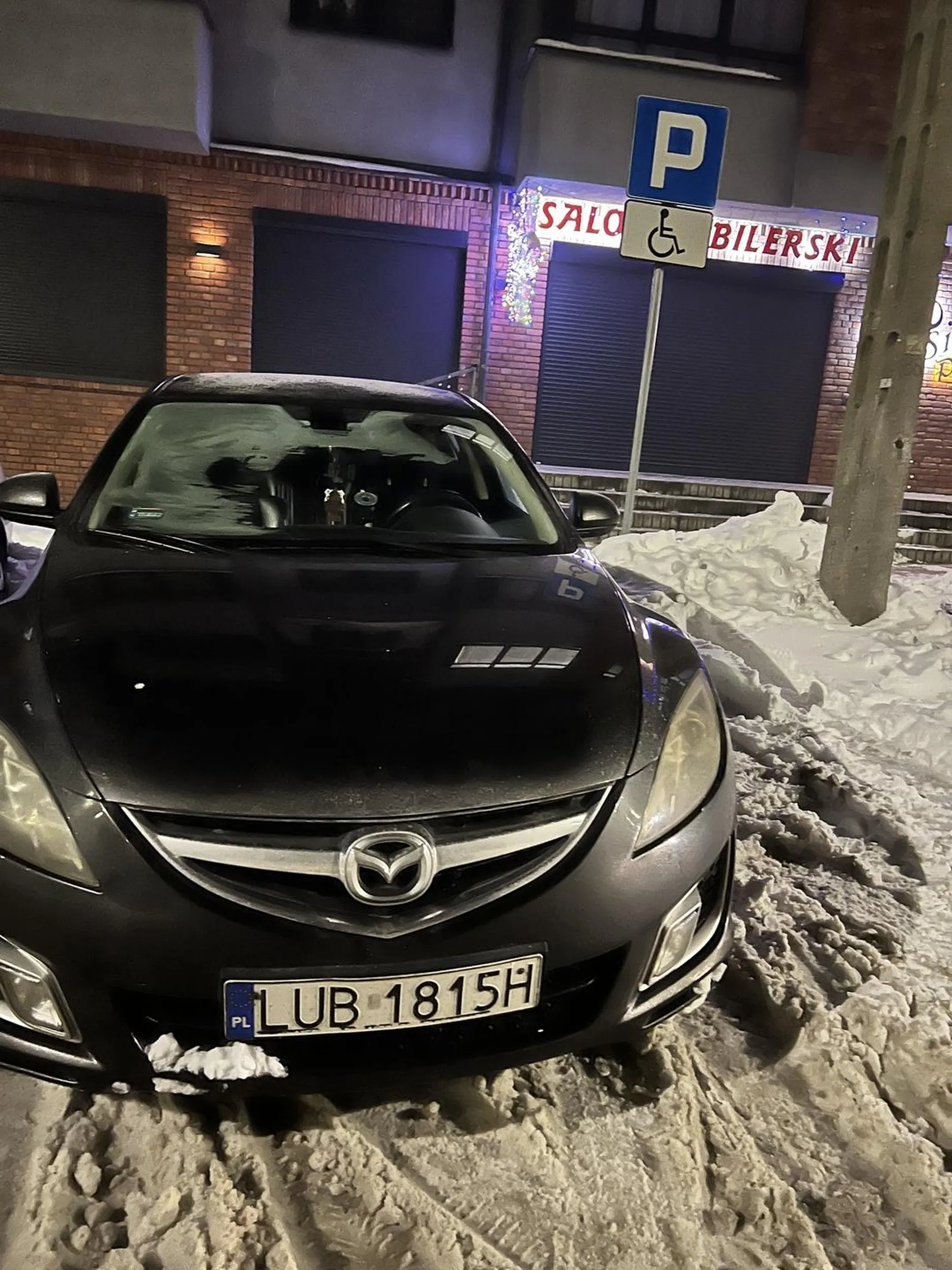 Hrabia Parkuje na miejscu dla inwalidów