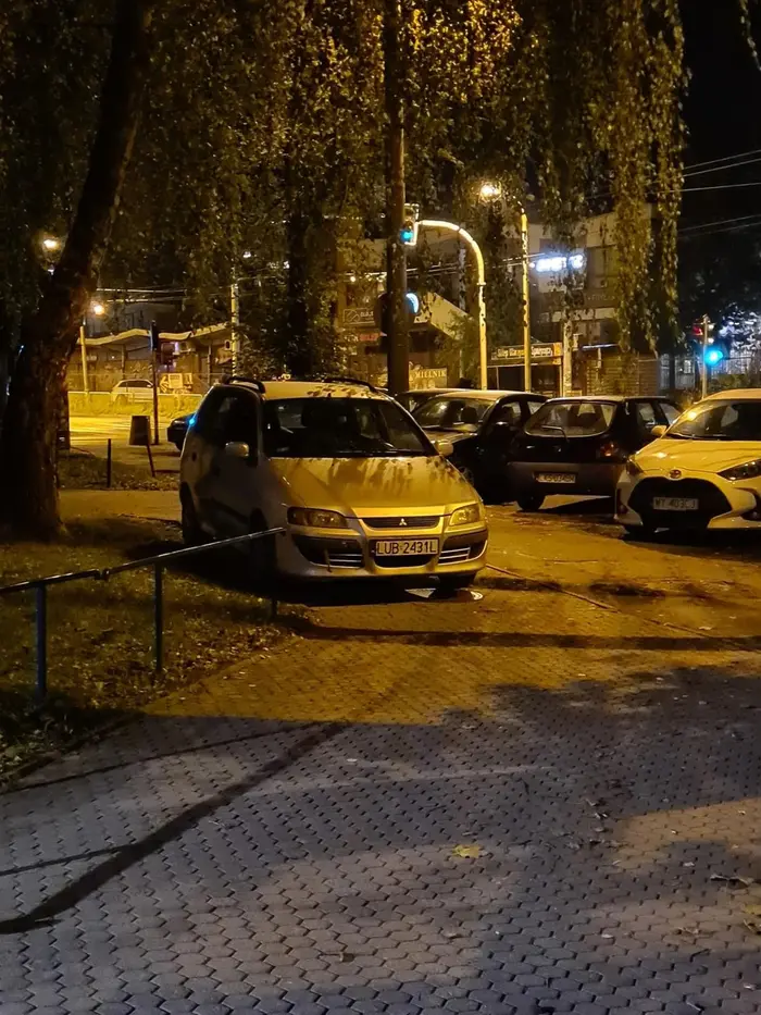 Jeździ po chodniku dla pieszych