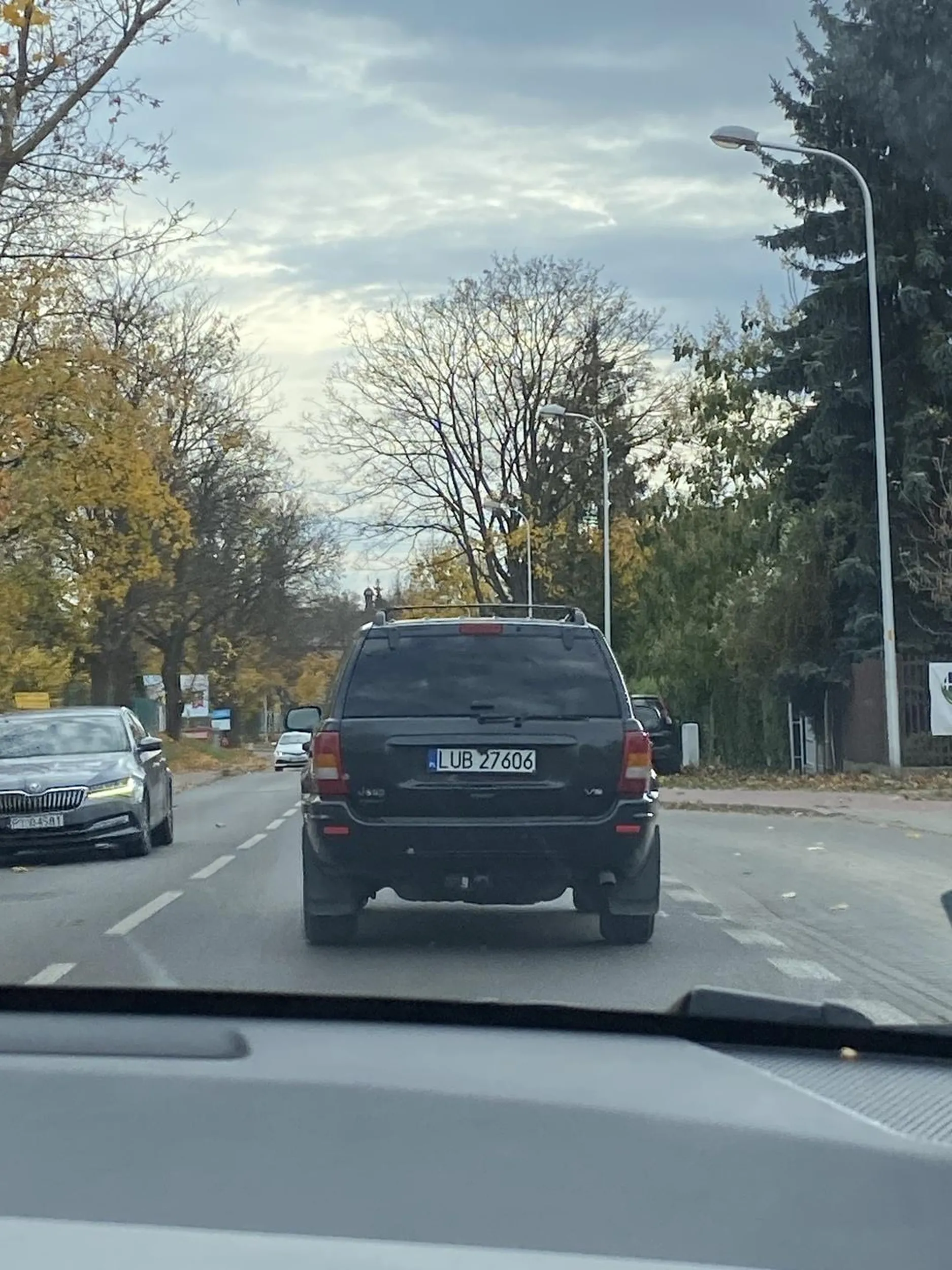 jedzie jak sierota. nie pozdrawiam kierowcy z jeepa