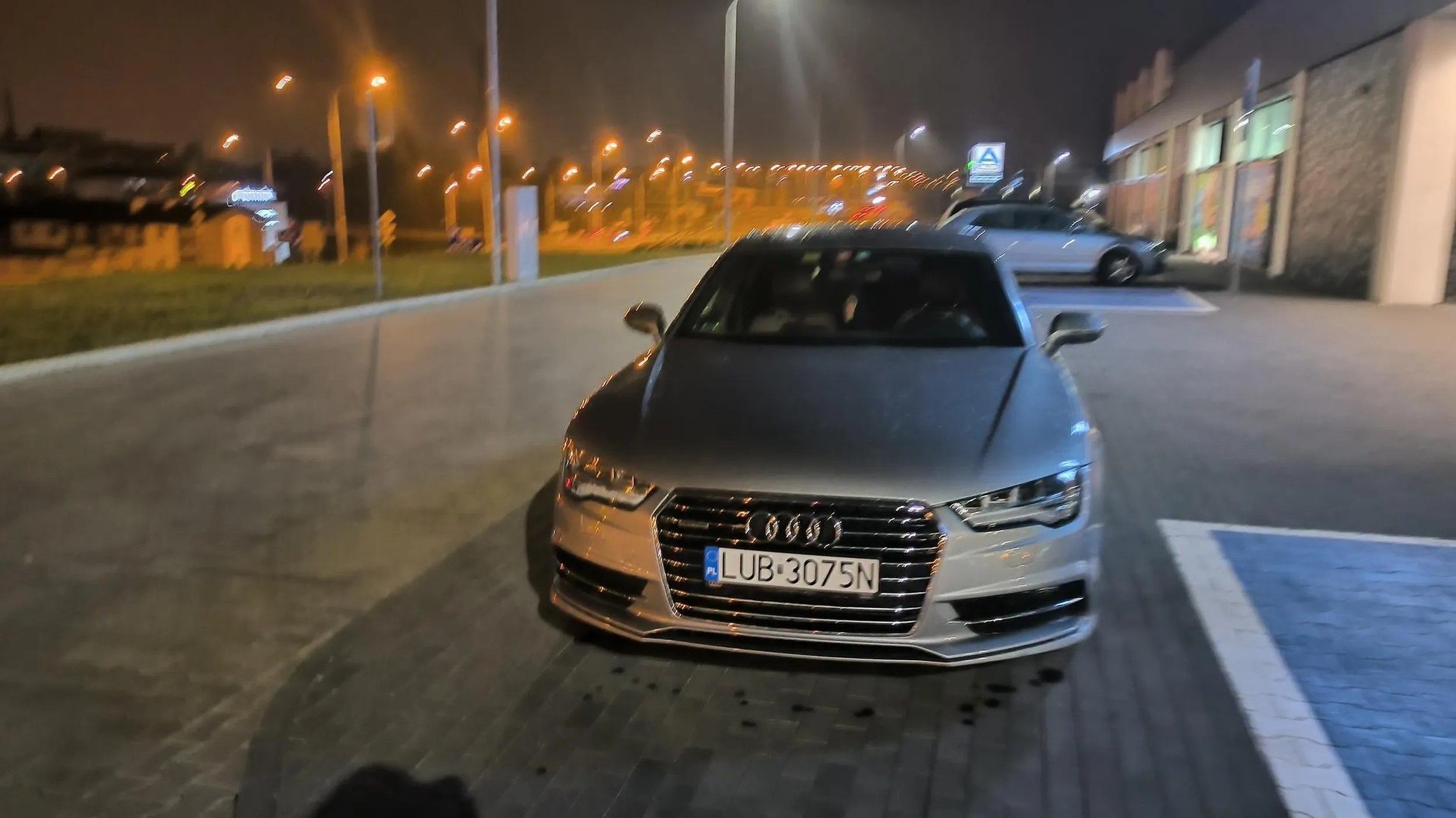 Z cyklu jakbym mógł to zaparkował bym w sklepie. Stoi na przejdzie przy całym parkingu wolnym!!!