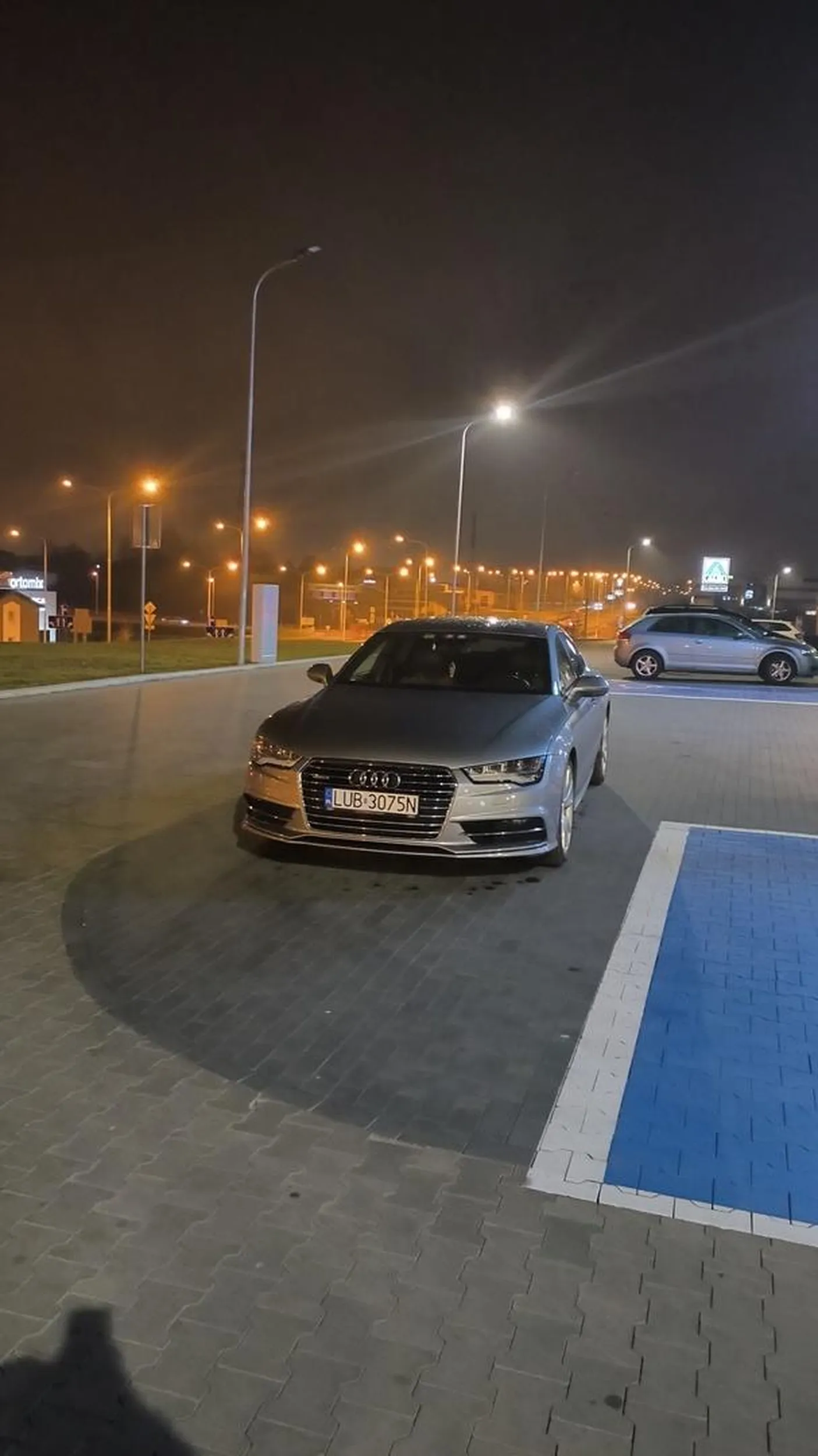 Z cyklu jakbym mógł to zaparkował bym w sklepie. Stoi na przejdzie przy całym parkingu wolnym!!!