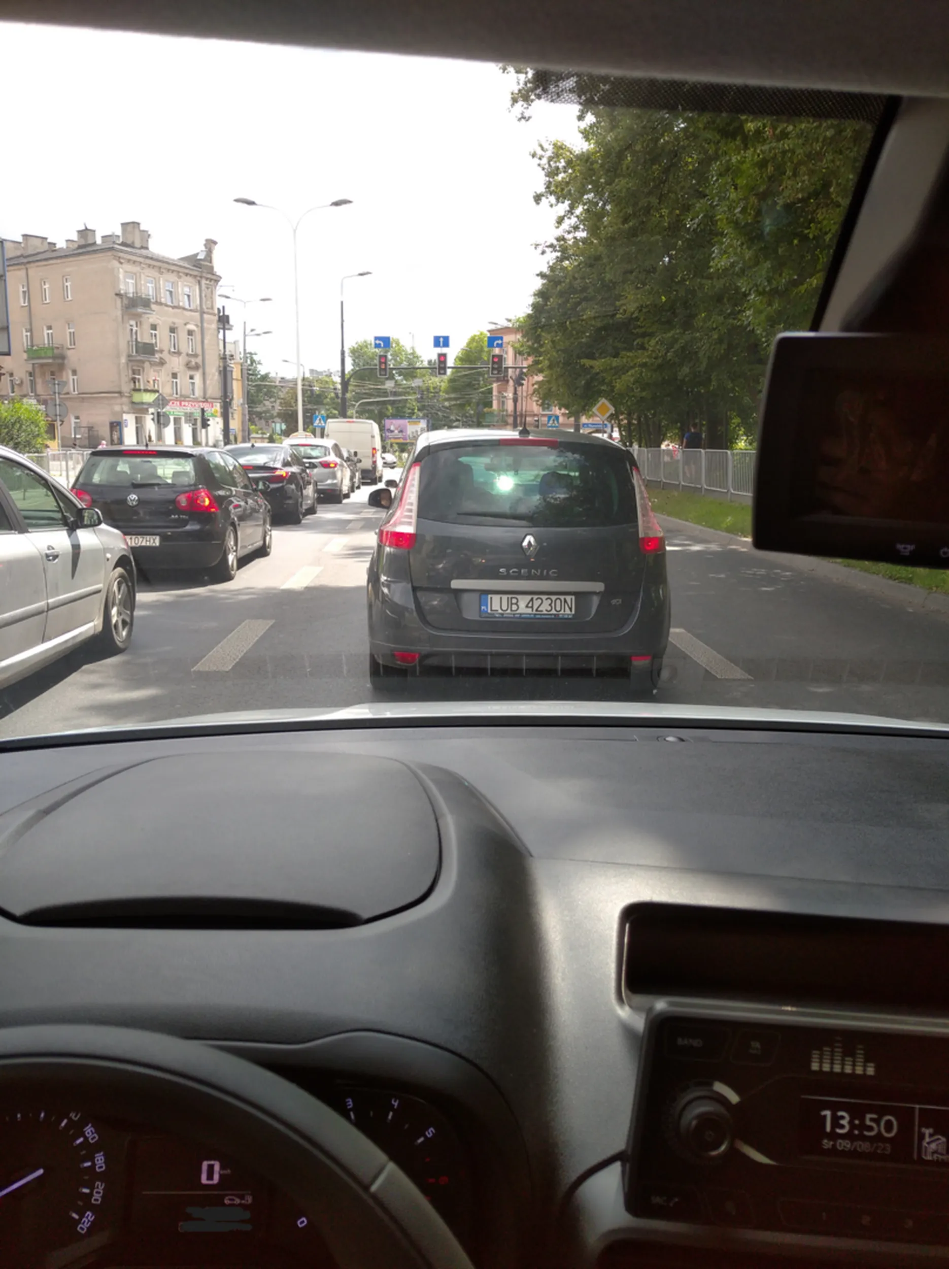 Tragedia. Kierujący: trzyma telefon przy uchu przez minimum 10 minut drogi, nie używa kierunkowskazów, wlecze się i blokuje lewy pas, nie potrafi jeździć stwarza zagrożenie. Nigdy więcej nie wsiadaj za kierownicę.