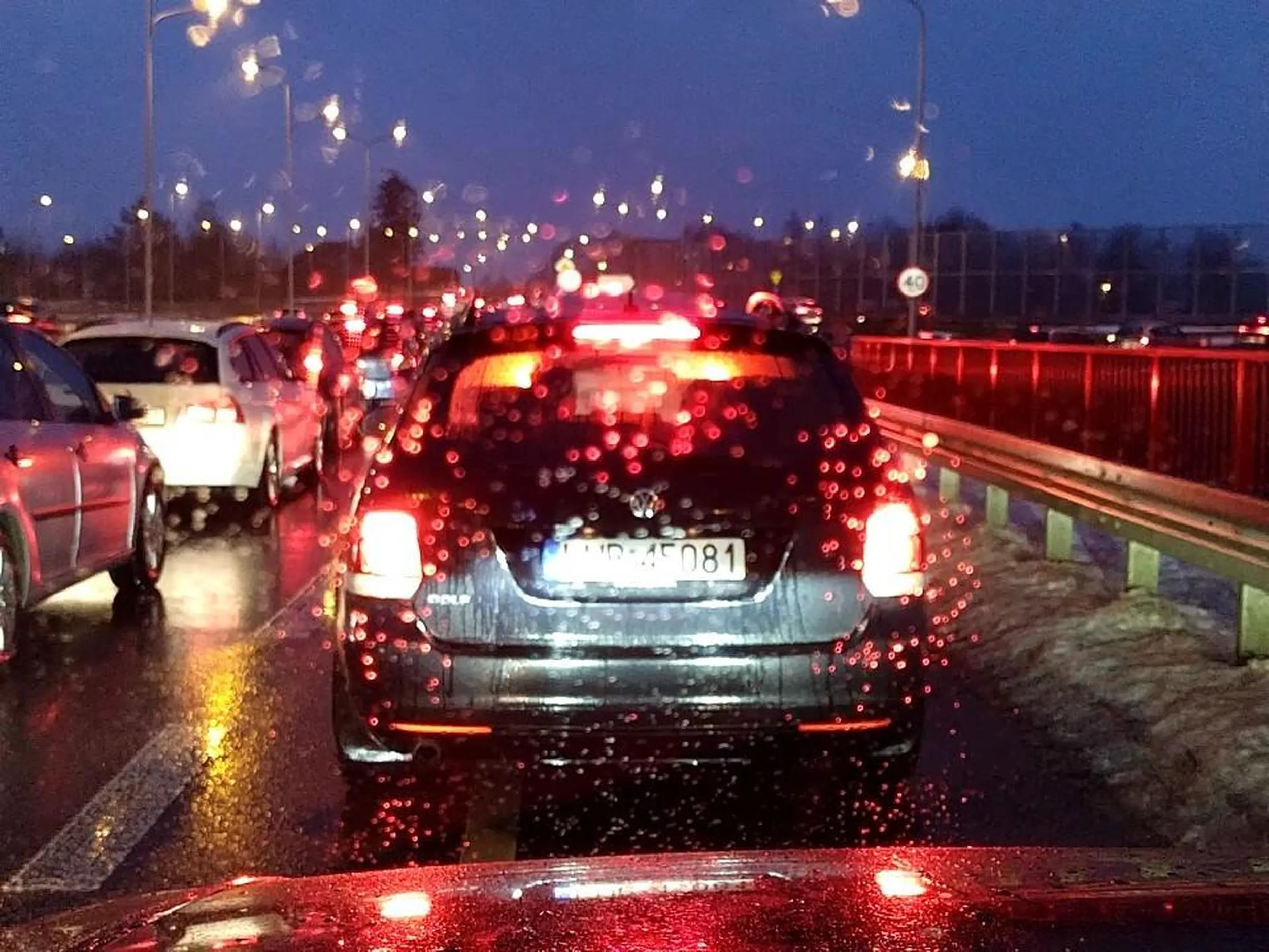 Niech inni stoją, bo mi się spieszy. Na łeb na szyję aby tylko wyprzedzić chociaż jedno auto. Bo mi się tylko spieszy.