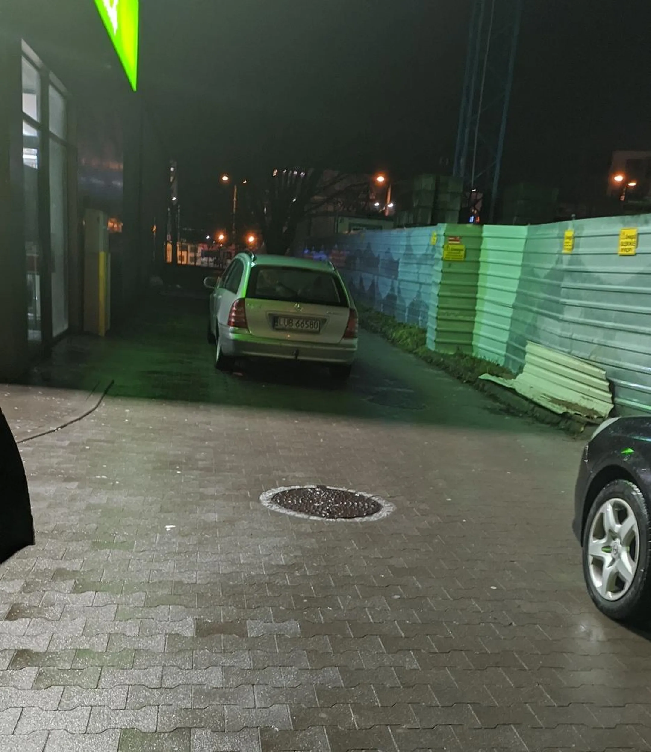 Brak mi słów.... Ale najważniejsze, że przejazd skutecznie zablokowany :(