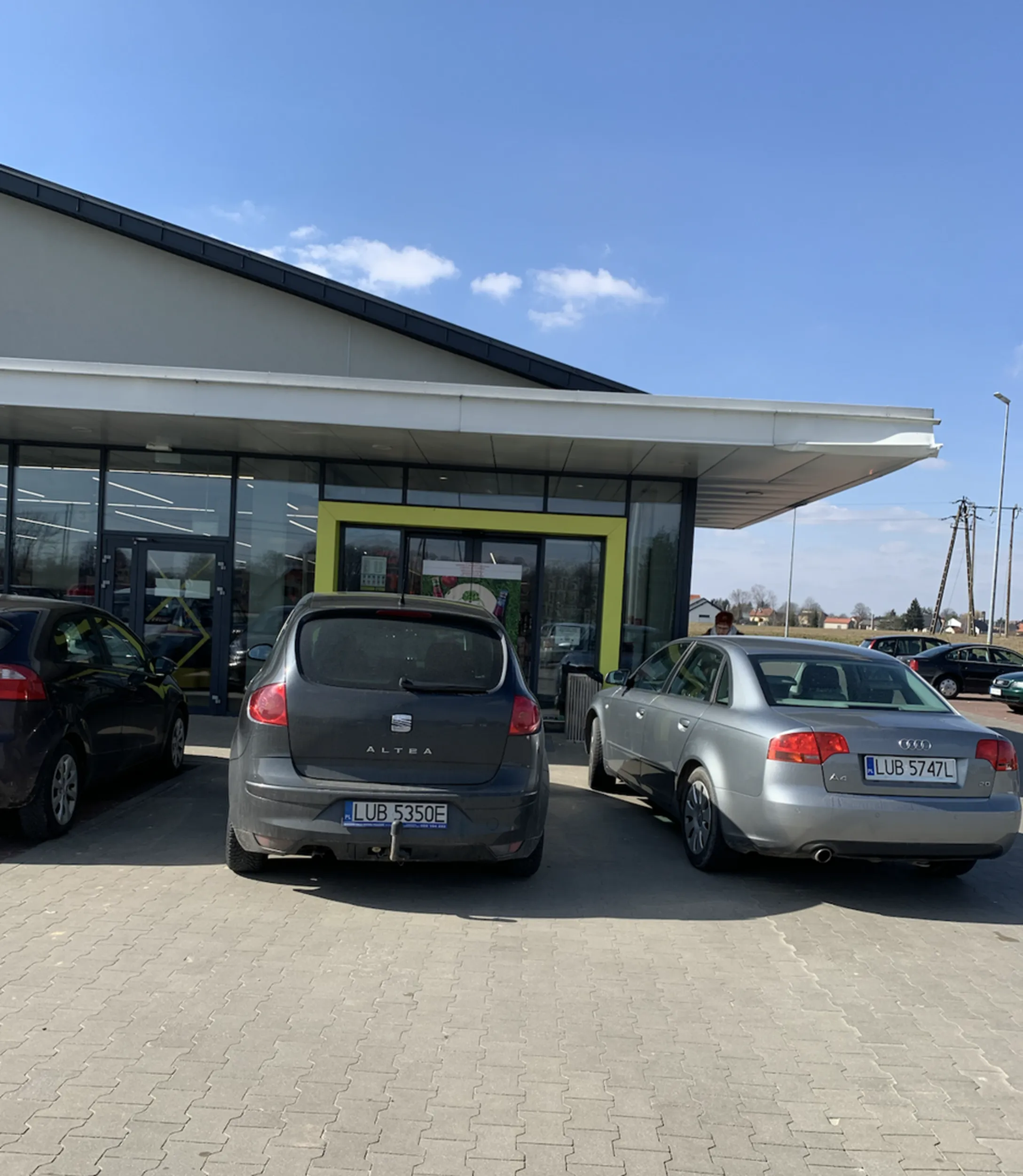 Parking praktycznie pusty, ale waginiarze musieli stanąć tam gdzie akurat nie ma miejsc parkingowych, czyli przed samym wejściem do sklepu, praktycznie uniemożliwiając przejechanie wózkiem.