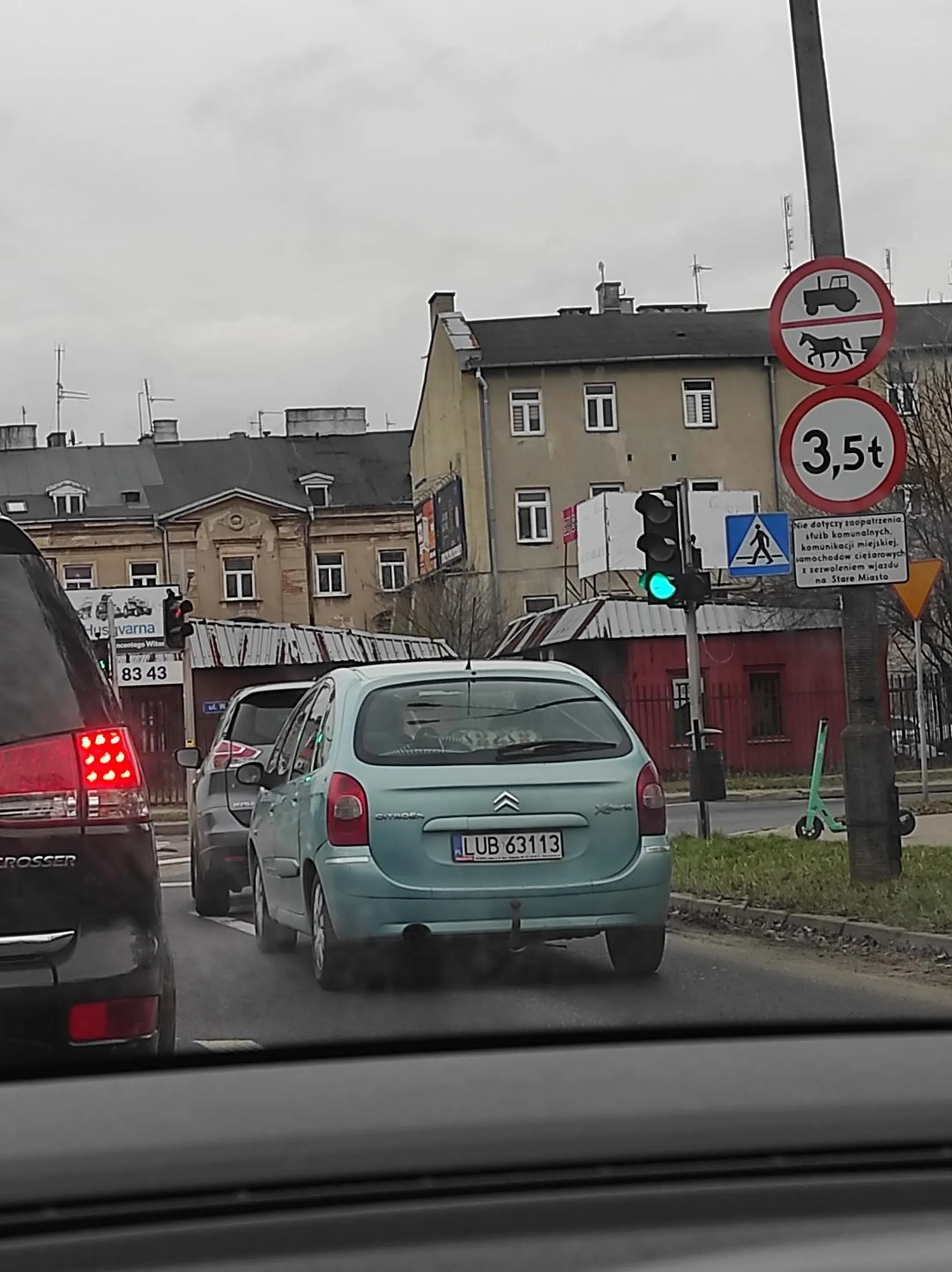 Kierowca - starsza blondynka, zatrzymałem się na światłach gdy zgasła strzałka warunkowa widziałem że Citroen jedzie z dużą prędkością więc podjechałem do przodu, aby nie uderzyła mnie w tył - ledwo wyhamowała (wcześniej jechała za mną cały czas "na zderzaku" dodatkowo bez świateł) na następnych światłach wyklina i się drze - nie polecam kierowcy, proszę się nauczyć jeździć!