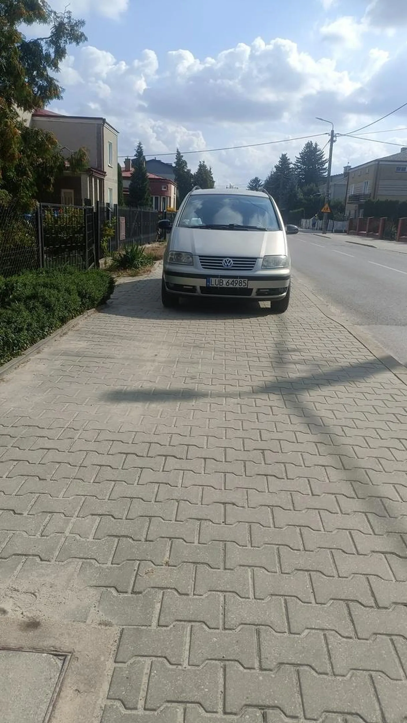 matka z dzieckiem w wózku nie mogła przejechać obok na chodniku, bo ty stoisz na środku, musieli aż wyjeżdżać na ulicę, a żeby ci zardzewiał ten szrot