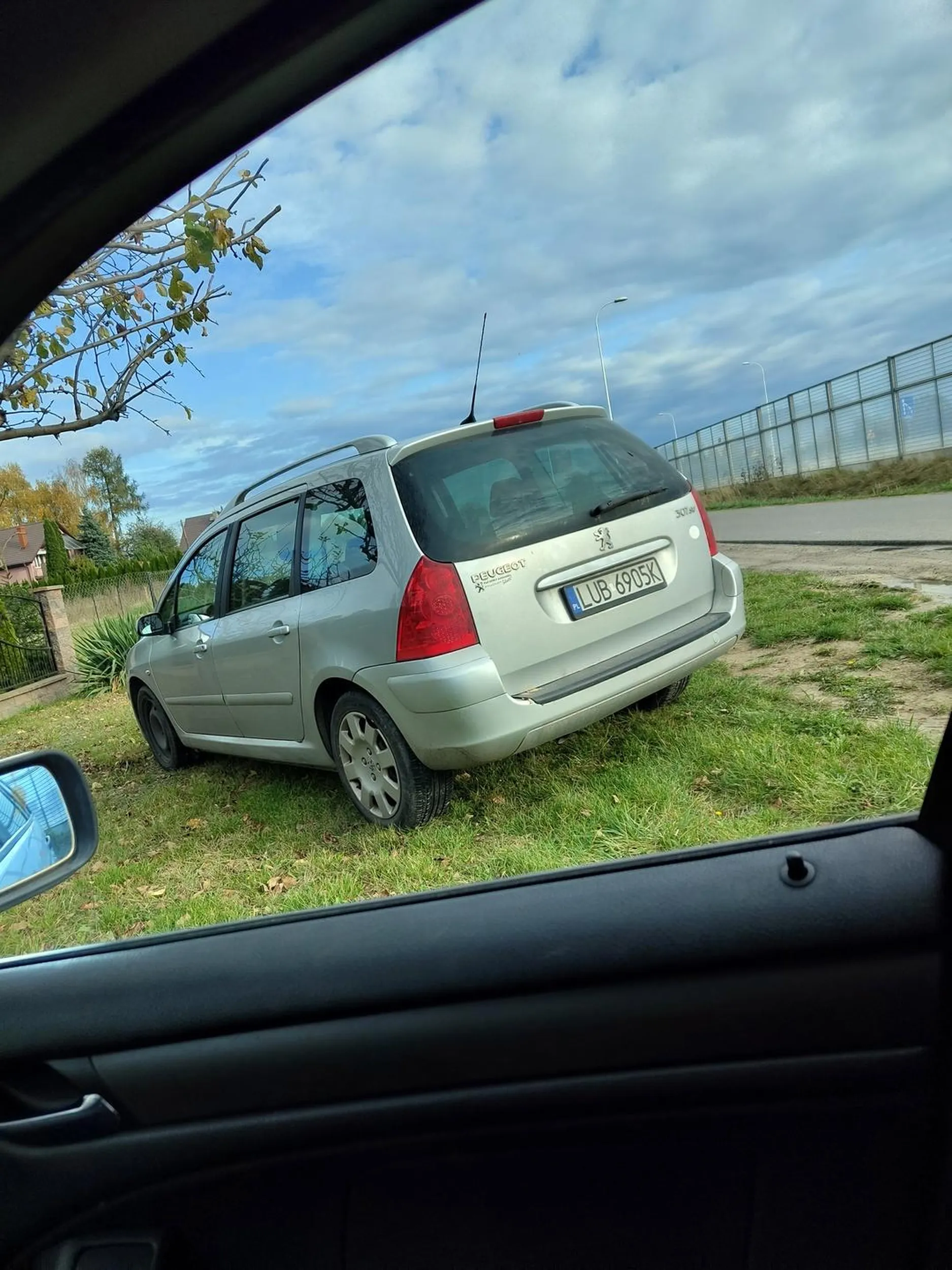 Jakie chłop sobie staną samochodem na moim podwórku i zostawil , stoi kilka dni