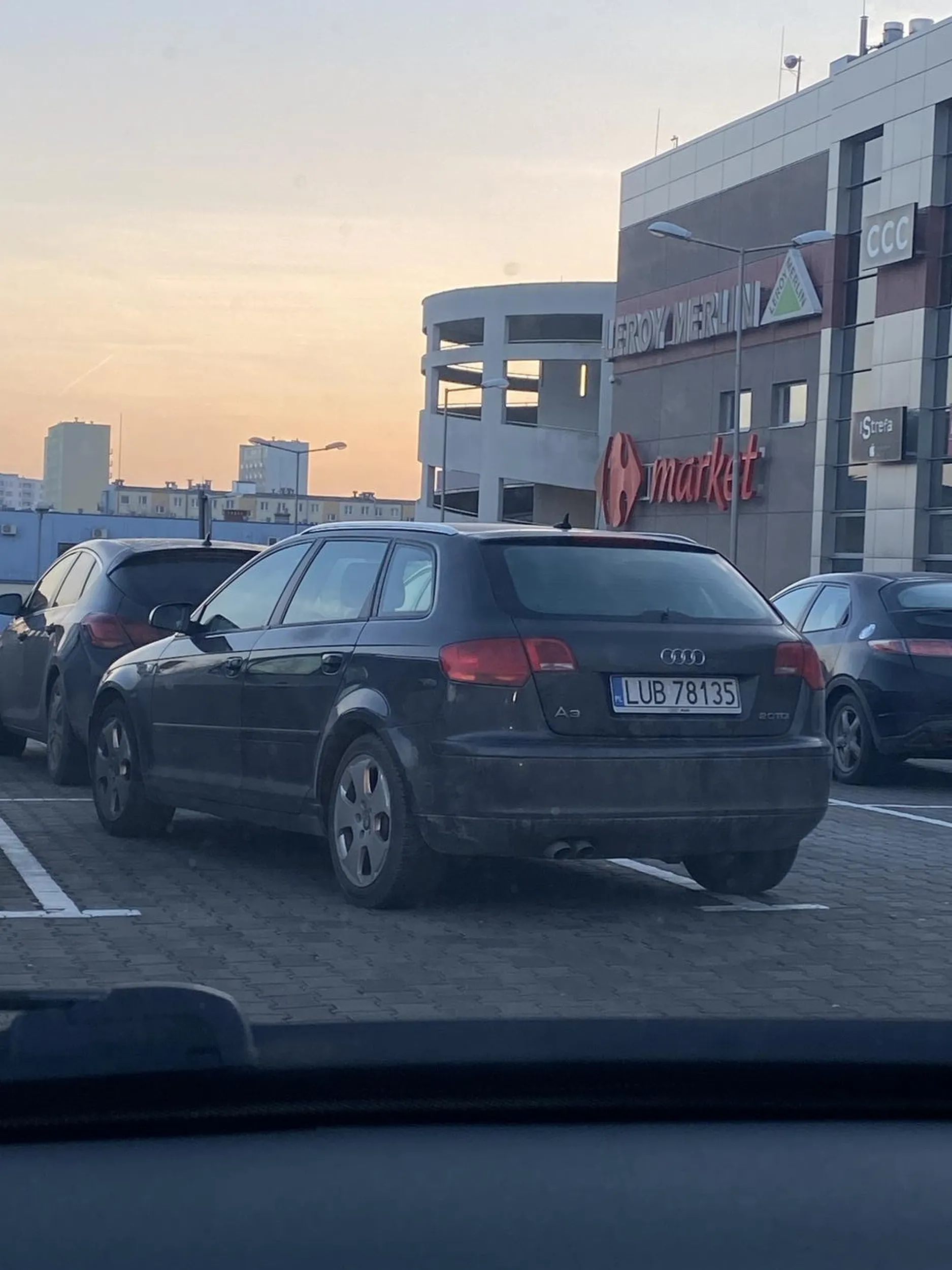 Może u ciebie na wsi się tak parkuje pod oborą ale tu jest Lublin wiec radzę się nauczyć