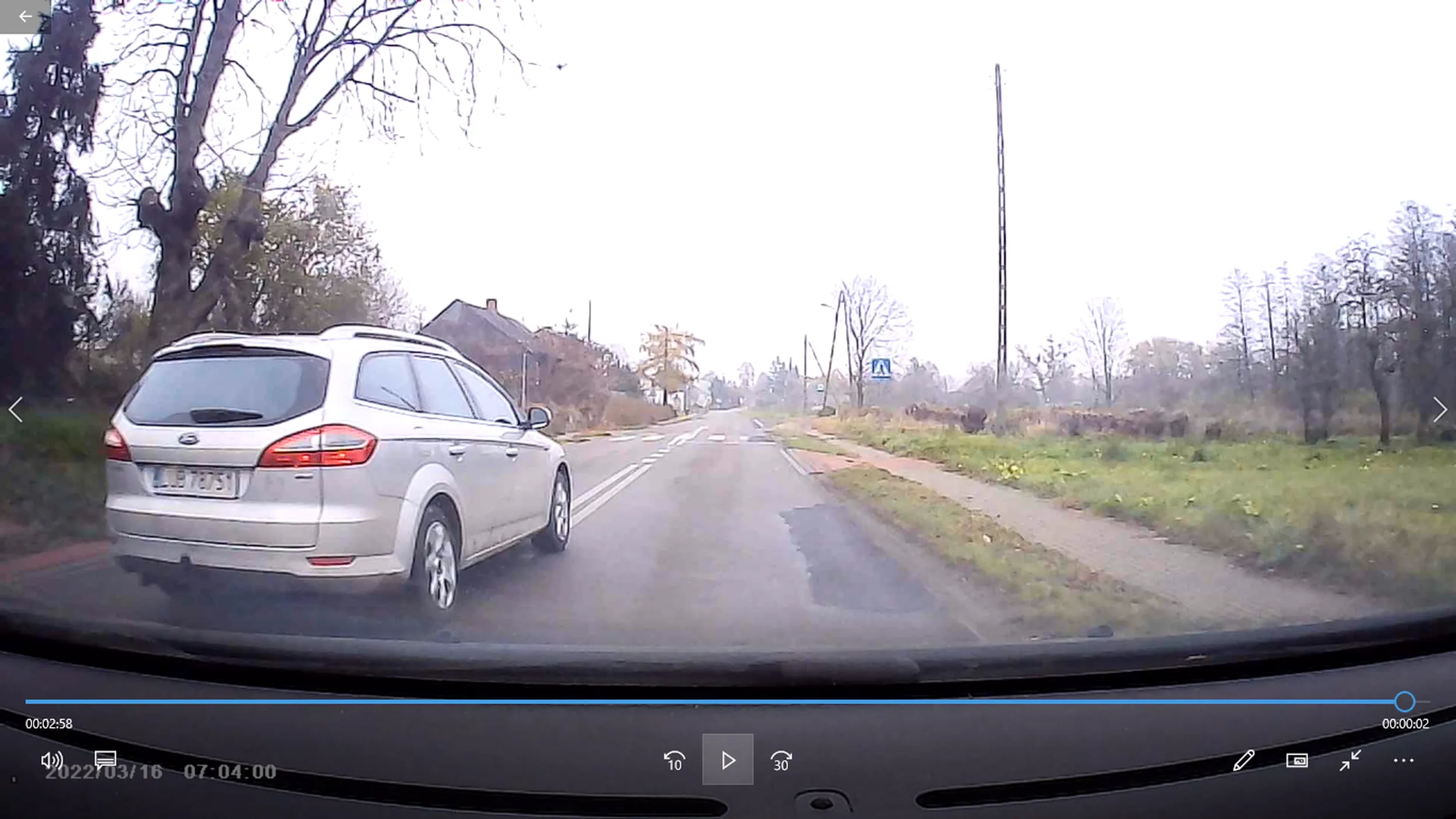 Jechał za mną blisko kilometr, wybrał idealne miejsce na wyprzedzanie bezpośrednio przed i na przejściu dla pieszych