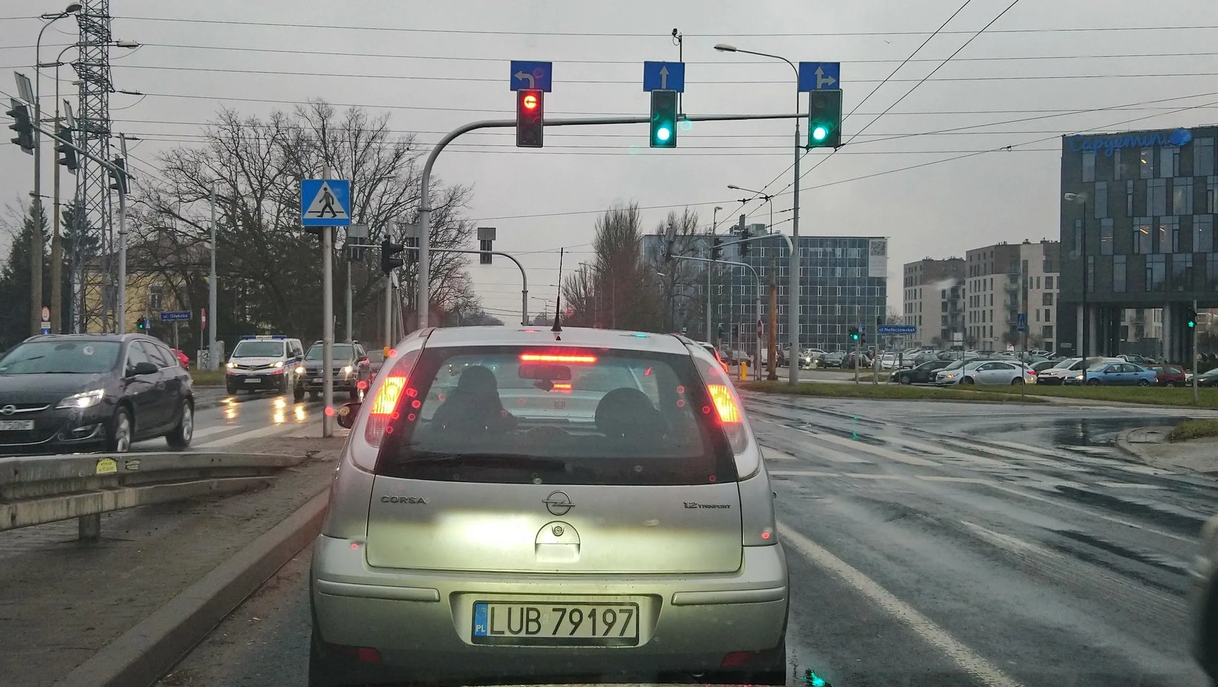 Szoferze,  to włączyłeś kietunkowskaz to do niczego cie nie upoważnia. A już napewno nie do wpychanie się!!!!