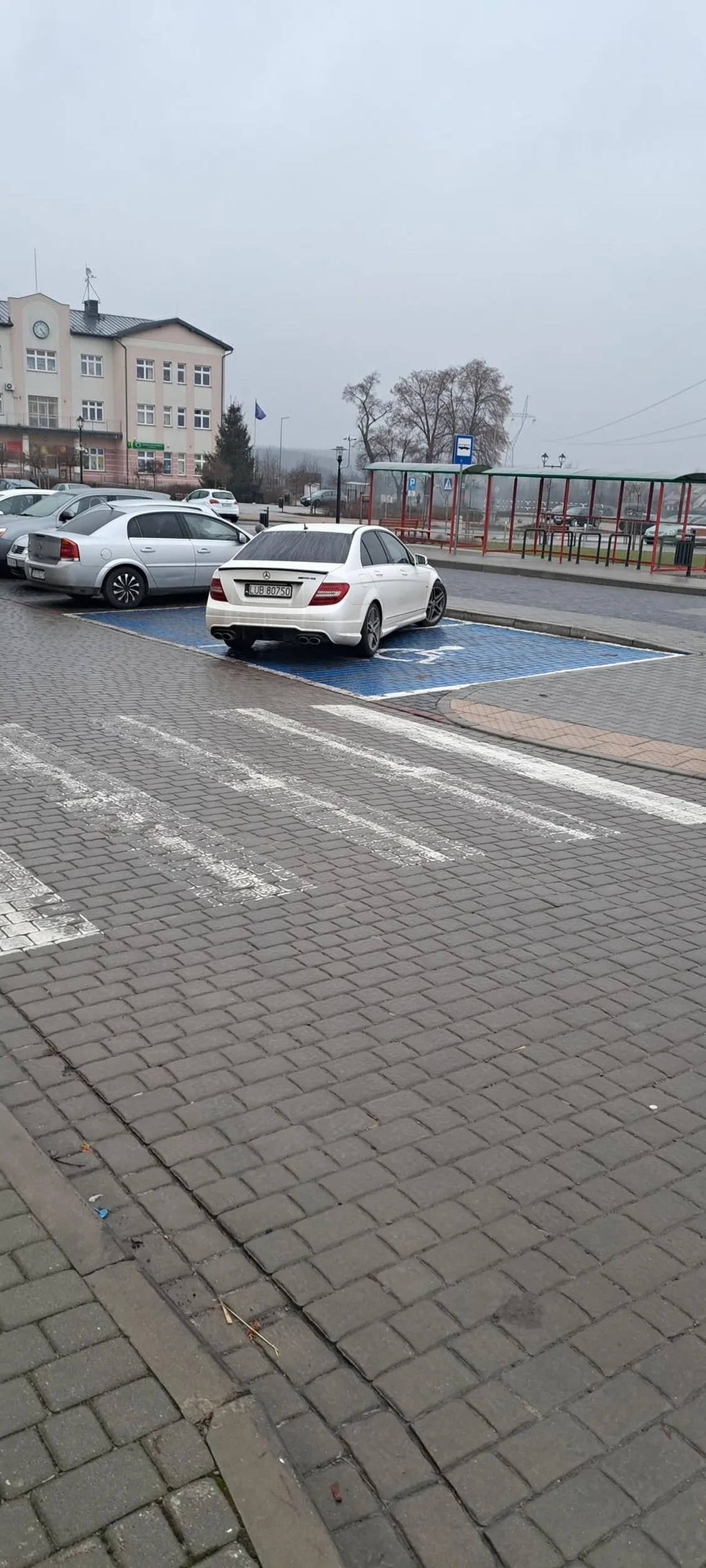 Chłop  z auta wyjechał na aż dwóch (!) wózkach inwalidzkich.