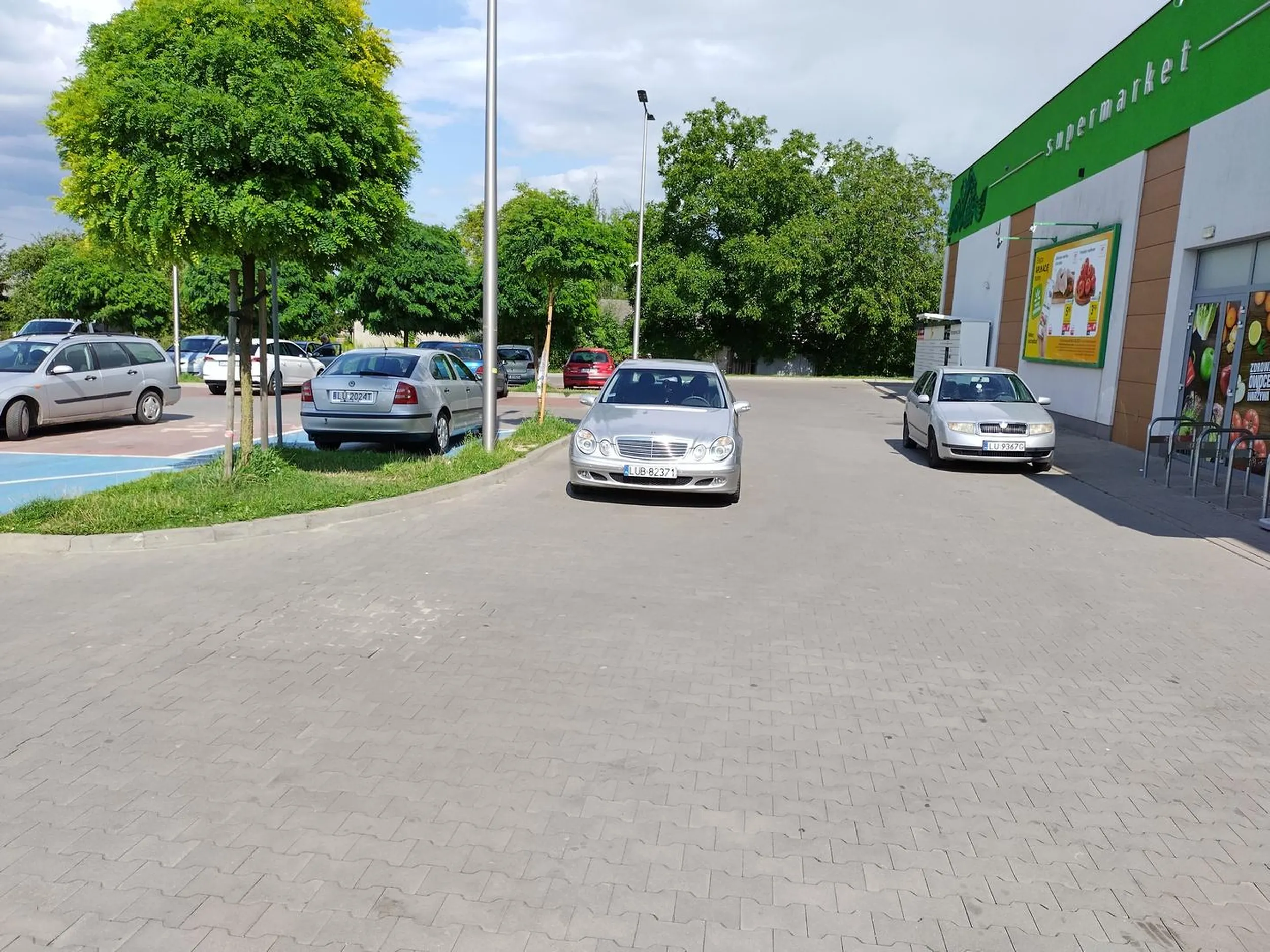 Oto miszcz. Cały parking wolny to sierota zaparkowała na środku. Do sklepu już nie potrafiła wjechać. Pewnie dup..a się nie chce ruszyć. Żeby chociaż przy krawężniku blisko, no ale tego też nie potrafi. Co za ciota.