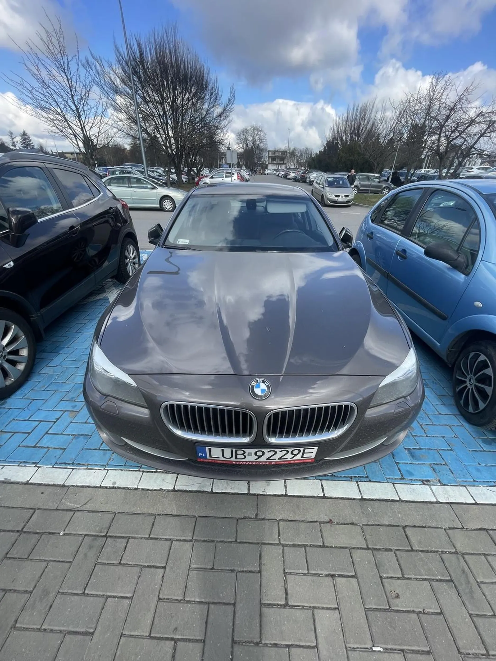 Parkuje na miejscu dla niepełnosprawnych mimo że nie posiada uprawnień do parkowania na tym miejscu