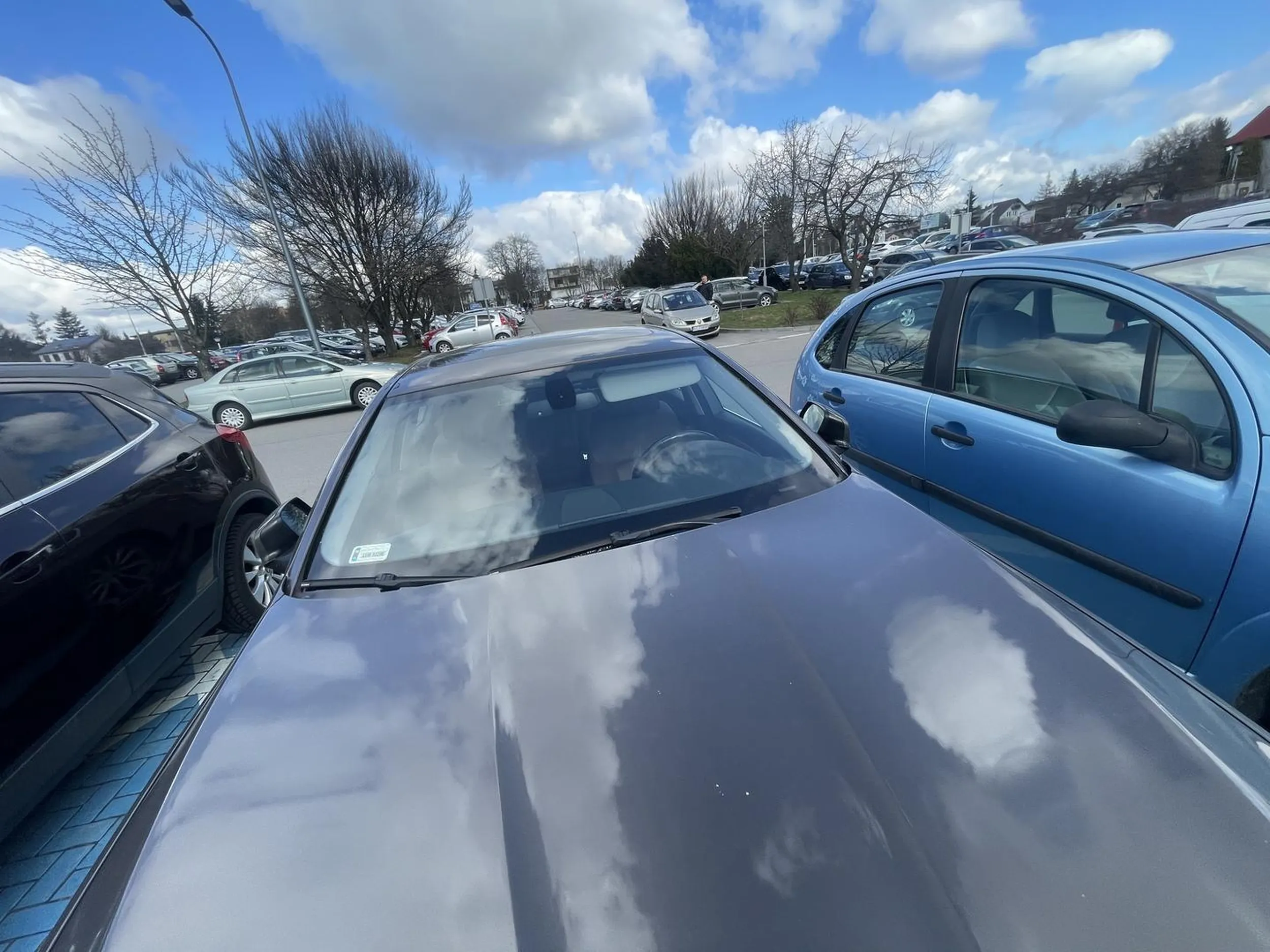 Parkuje na miejscu dla niepełnosprawnych mimo że nie posiada uprawnień do parkowania na tym miejscu