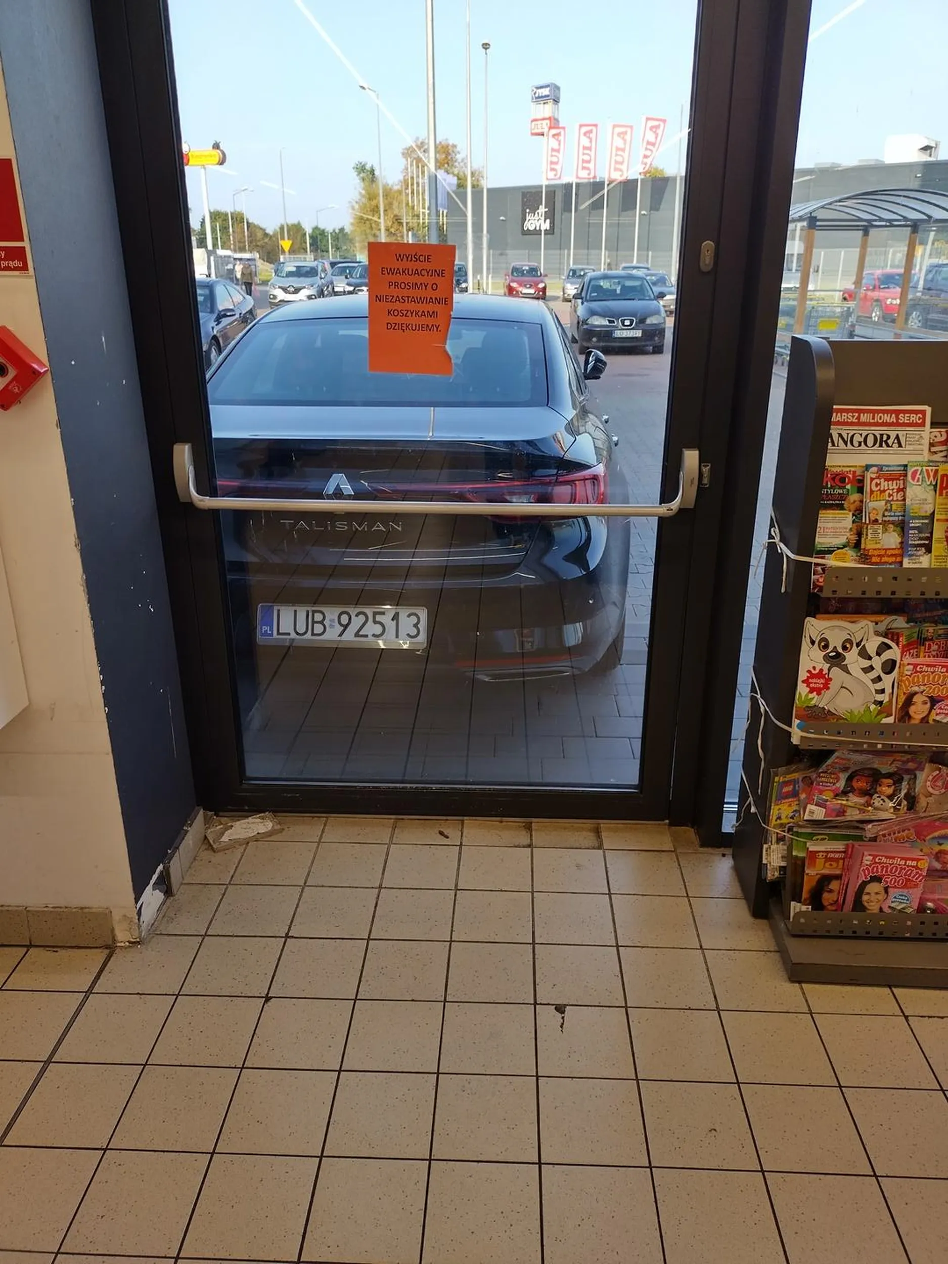 Cymbał zaparkował blokując wyjście ewakuacyjne... a parking w połowie pusty. Ale nie przejdzie paru kroków...