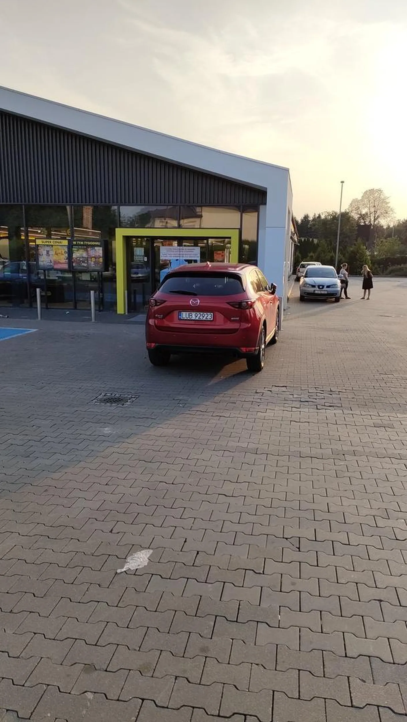 Były miejsca parkingowe ale po co jak można stanąć na wprost drzwi. Szkoda, że jeszcze nie da się wjechać do środka ?