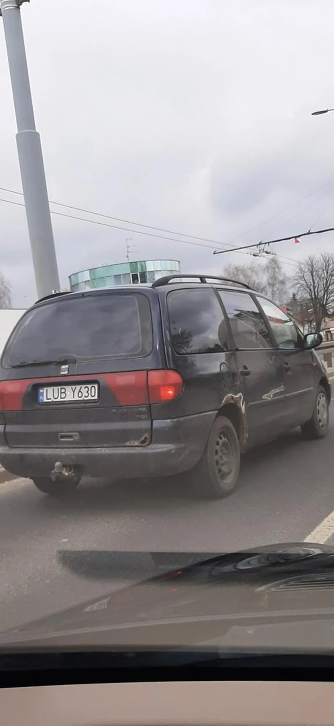 Powiedzcie mi... czy nie widomy podbija przegląd w takim szrocie? To powinno być dawno wycofane z ruchu kopci tak, że nie da się za nim jechać takie auta powinny być z miejsca zatrzymywane i dalsza droga jedynie na lawecie przecież to zagrożenie na drodze jest!!!
