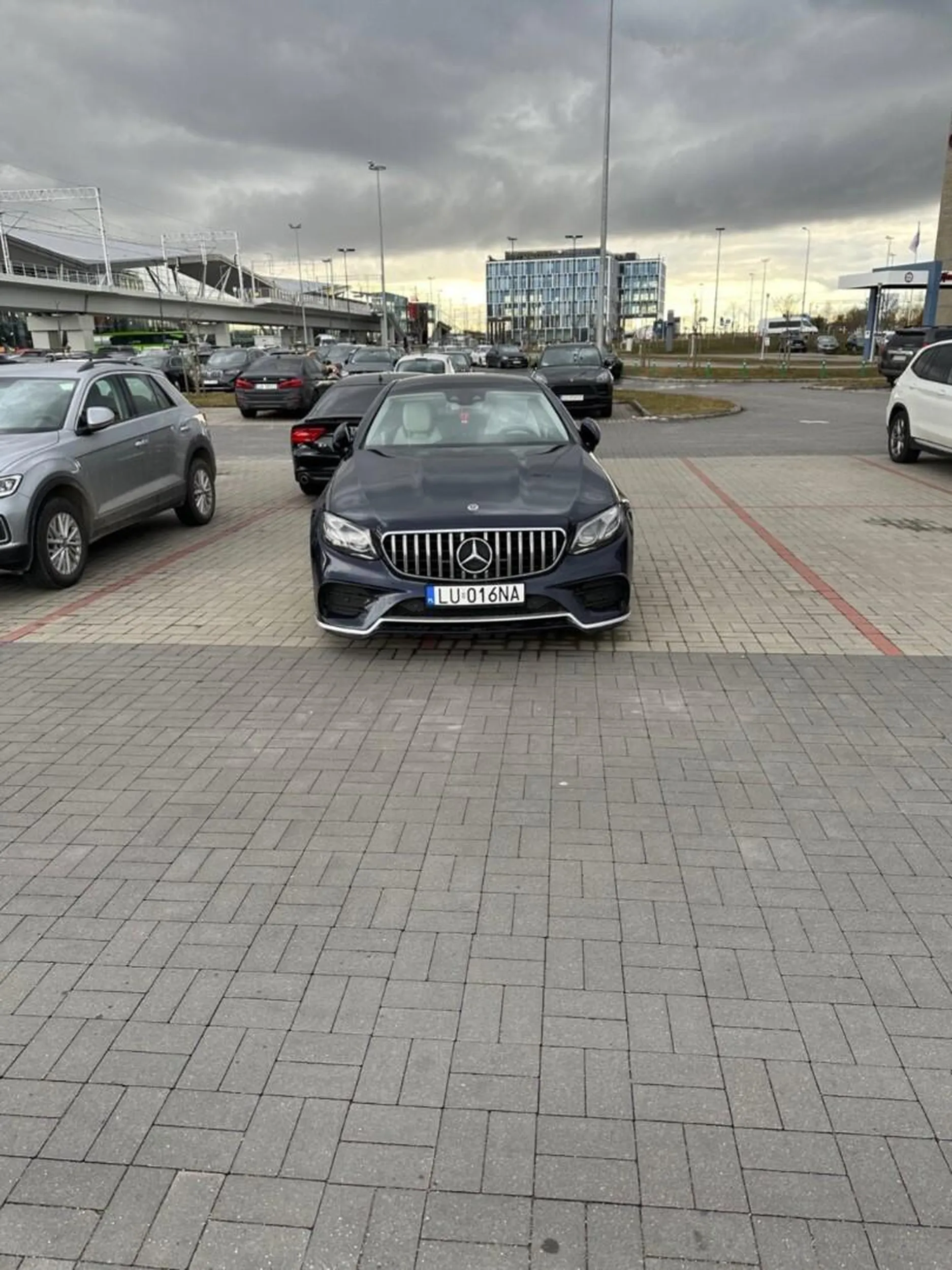 Wybitny kierowca na lotnisku . Na zwrócenie uwagi zareagował zgodnie z oczekiwaniami. Złością i agresją. Cebula aż w oczy szczypie