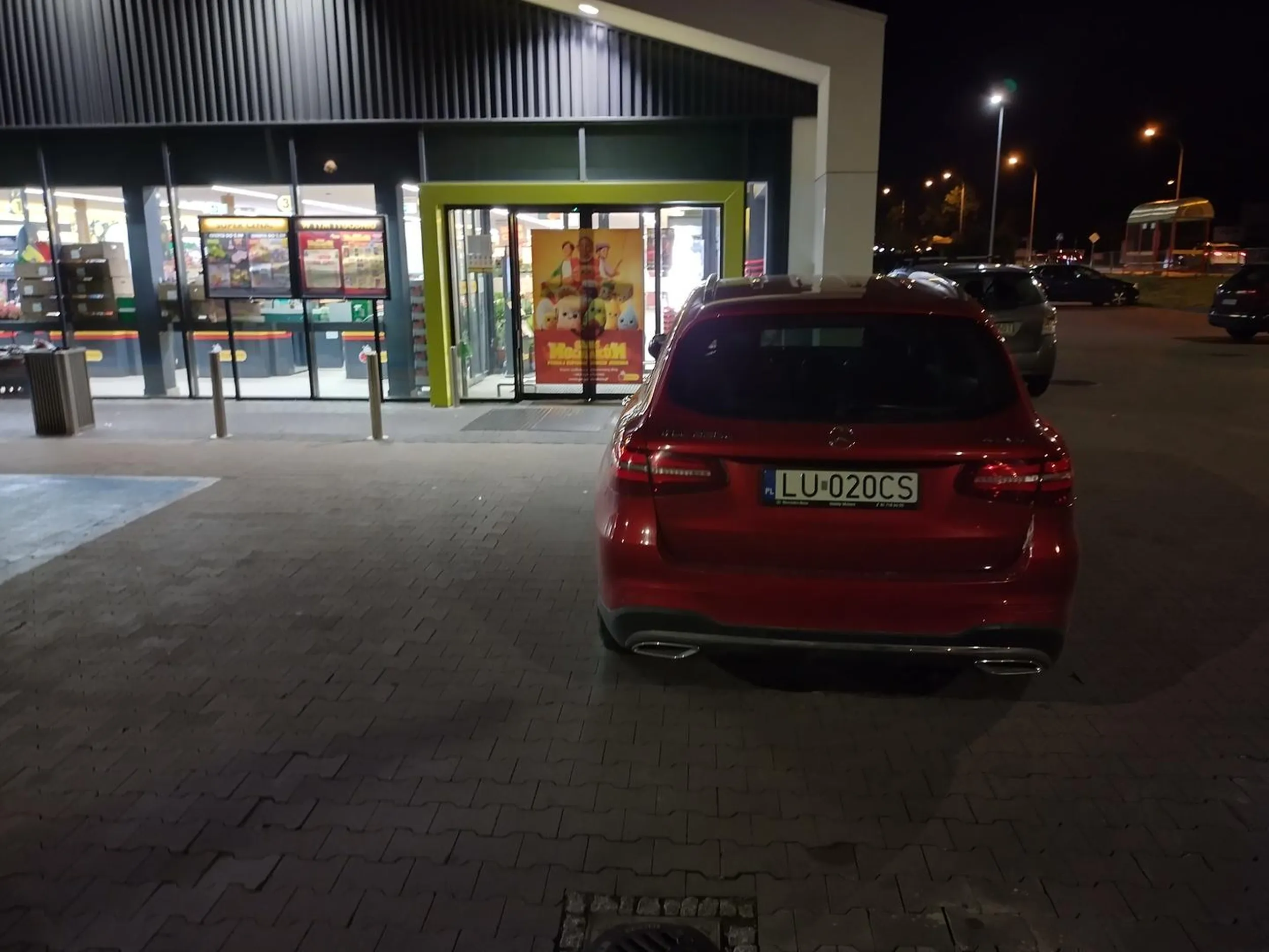 No taki mądry a do biedronki nie potrafił wjechać. Cały parking wolny, to Panisko nie pójdzie parę kroków bo by schudło.... ???