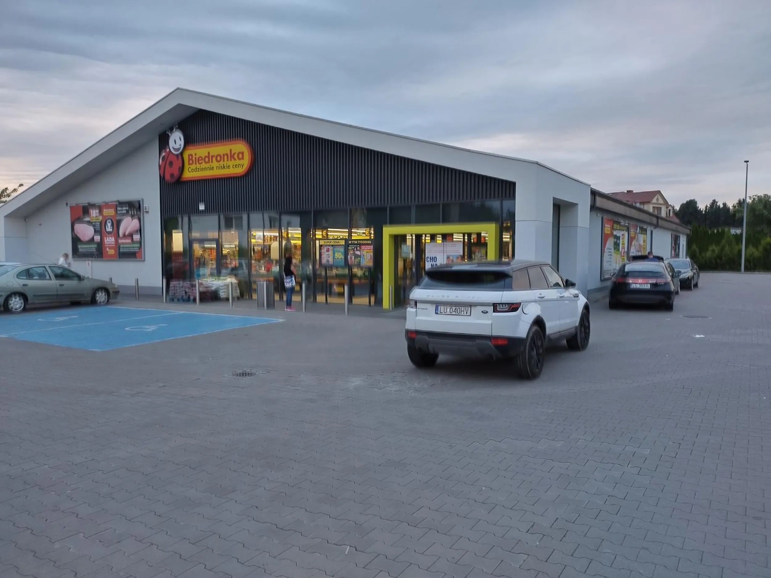 A pod biedronką zaparkowała na środku. Widać do biedry wjechać nie potrafi. No zaparkować jak każdy normalny również. Żal baby?