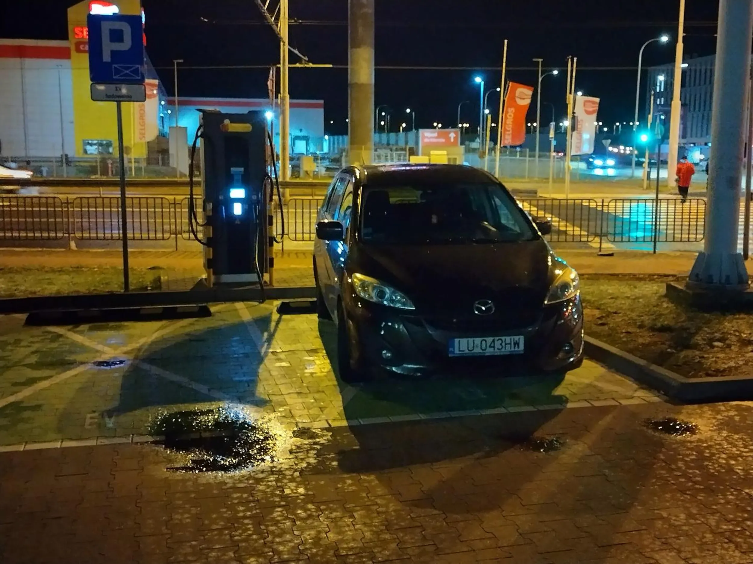 Przyjechał do Biedronki no nie wie co to są miejsca do ładowania elektryków. Albo to najnowszy model elektryka o którym nikt nie wie.??