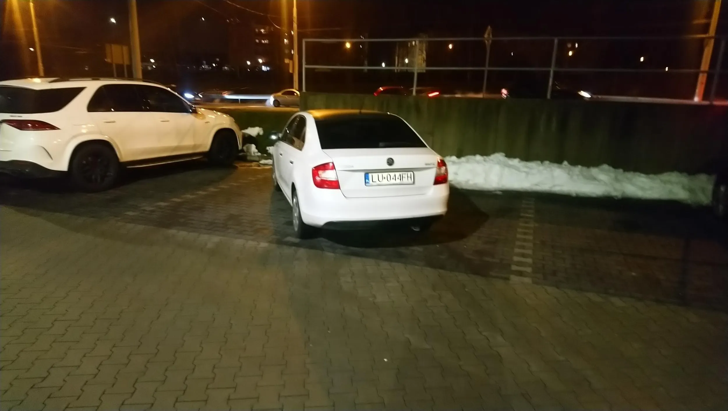 No to opanował parkowanie bezbłędnie. Rozumiem BMW, ale autem z kurą? No zal kierowcy. Pustak i cymbał. To już kolejny popis tym autem w tym miejscu. A parking prawie pusty...