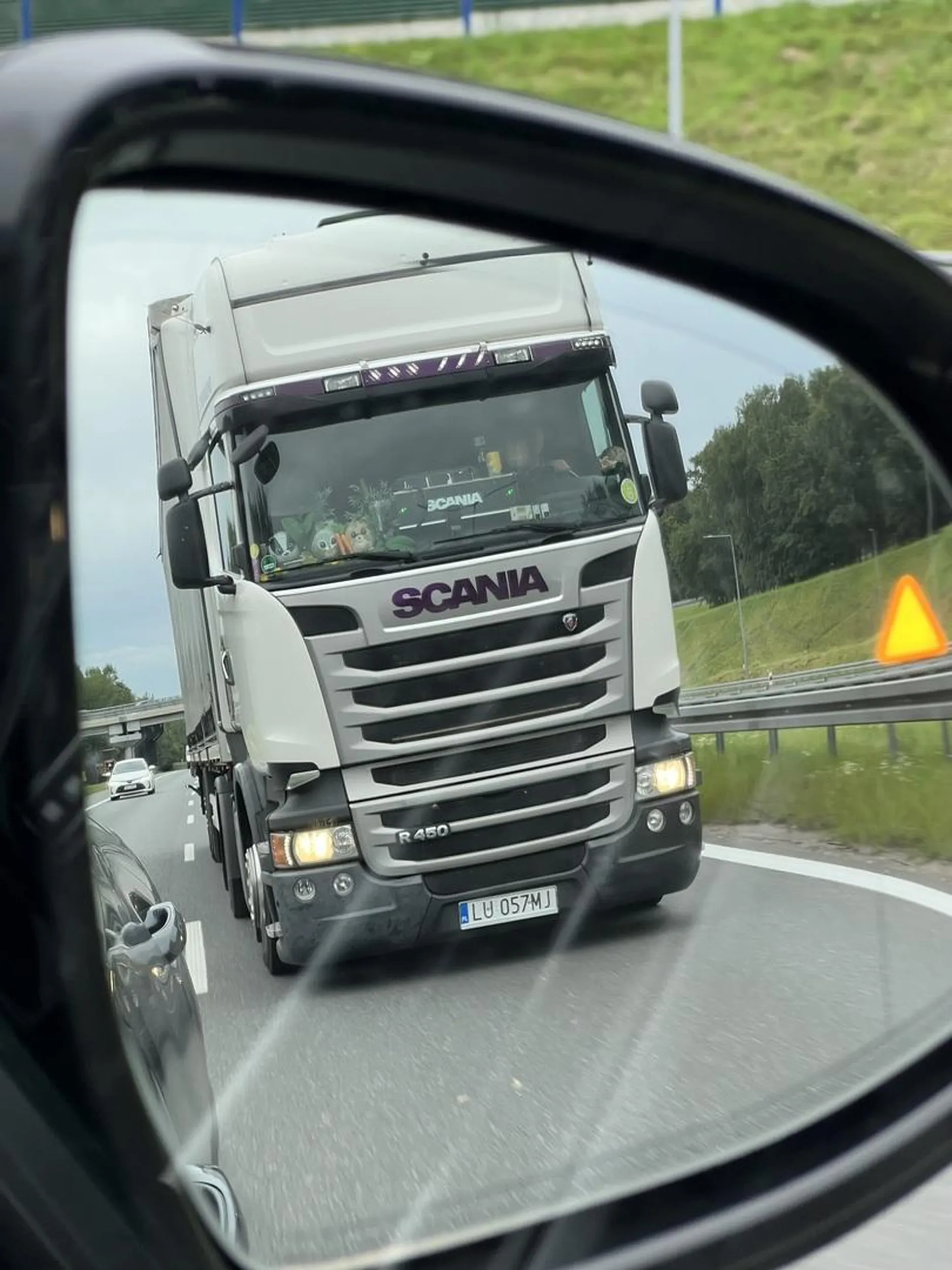 Wariat jakiego nie bylo, na autostradzie A4 krakow - katowice. Bramki kato, stoje za nim w kolecje, nagle gosciu wrzuca wsteczny i mnie spycha do tylu najezdzajac na przod mojego samochodu, wszyscy trabia a gosciu gaz do dechy i ucieka, naszczescie udalo mi sie dogonic zrobic zdjecia, probowalem go zatrzymac wrzucajac awaryje i kierunkowskaz aby zjechal- nic z tego trabil i chcial mnie przejechac... niestety uciekal w prawo na sosnowiec a ja pojechalem prosto... sprawa zgloszona na policje, szukaja goscia, niestety auto uszkodzone:/