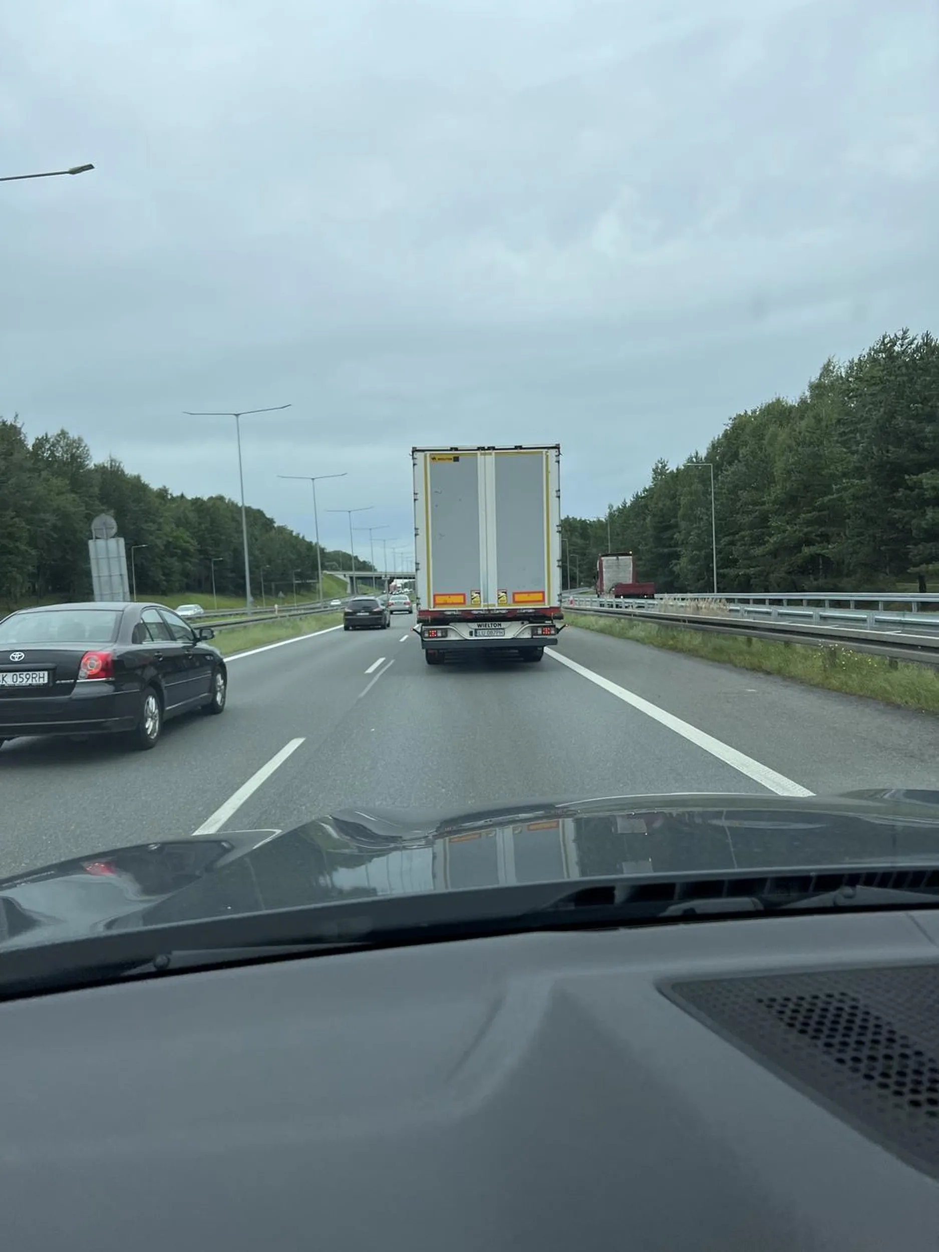 Wariat jakiego nie bylo, na autostradzie A4 krakow - katowice. Bramki kato, stoje za nim w kolecje, nagle gosciu wrzuca wsteczny i mnie spycha do tylu najezdzajac na przod mojego samochodu, wszyscy trabia a gosciu gaz do dechy i ucieka, naszczescie udalo mi sie dogonic zrobic zdjecia, probowalem go zatrzymac wrzucajac awaryje i kierunkowskaz aby zjechal- nic z tego trabil i chcial mnie przejechac... niestety uciekal w prawo na sosnowiec a ja pojechalem prosto... sprawa zgloszona na policje, szukaja goscia, niestety auto uszkodzone:/