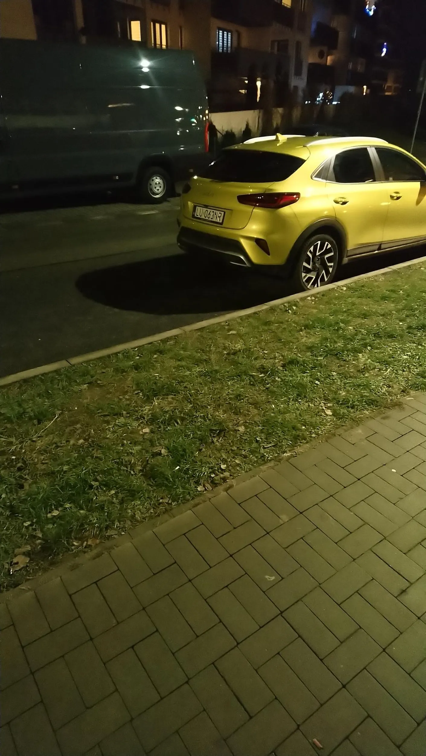 No jołop co parkuję komuś pod blokiem i utrudnia dojazd.