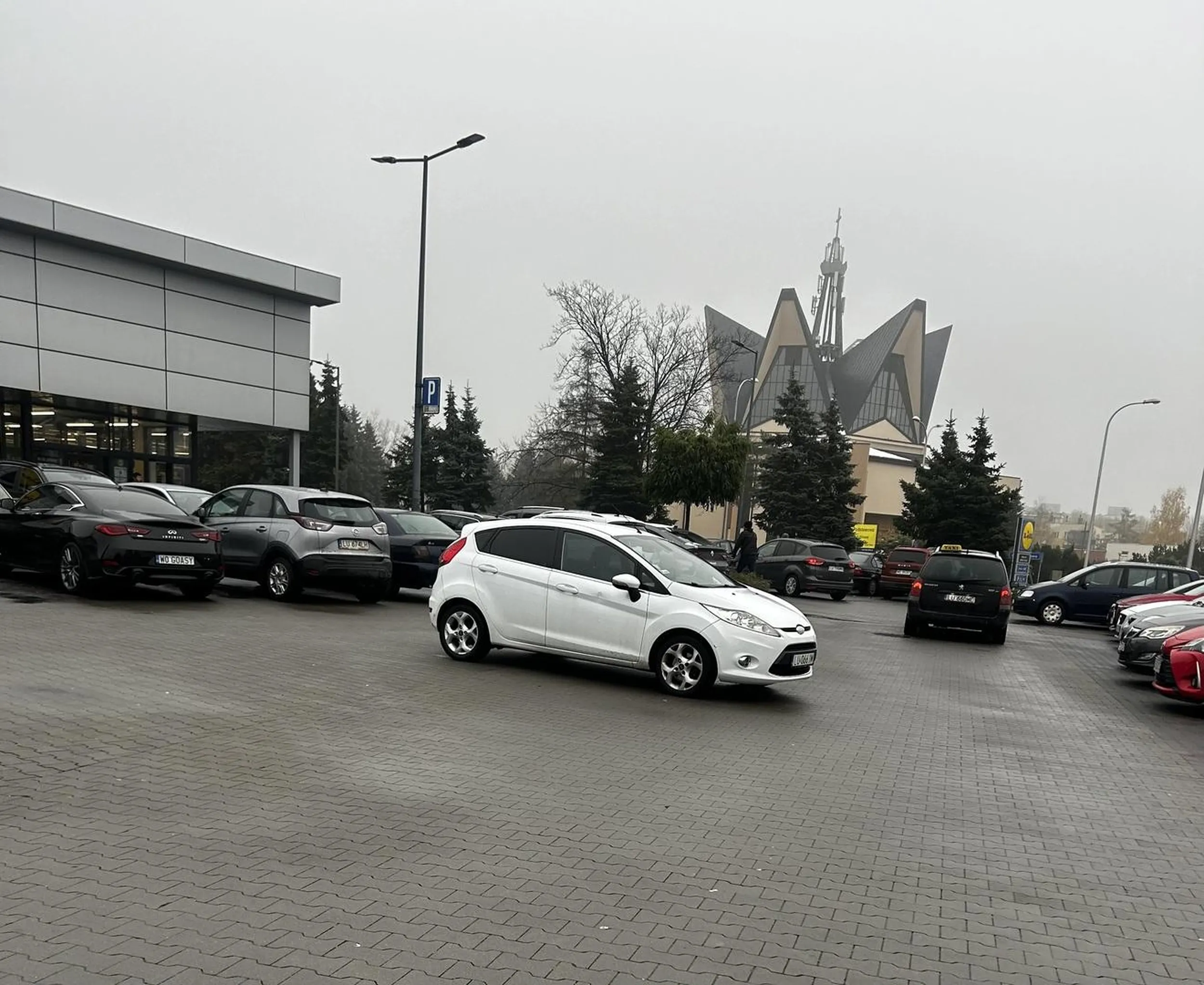 Niech pani naprawdę nauczy się parkować bo zostawianie samochodu na środku to nie jest najlepszy pomysł