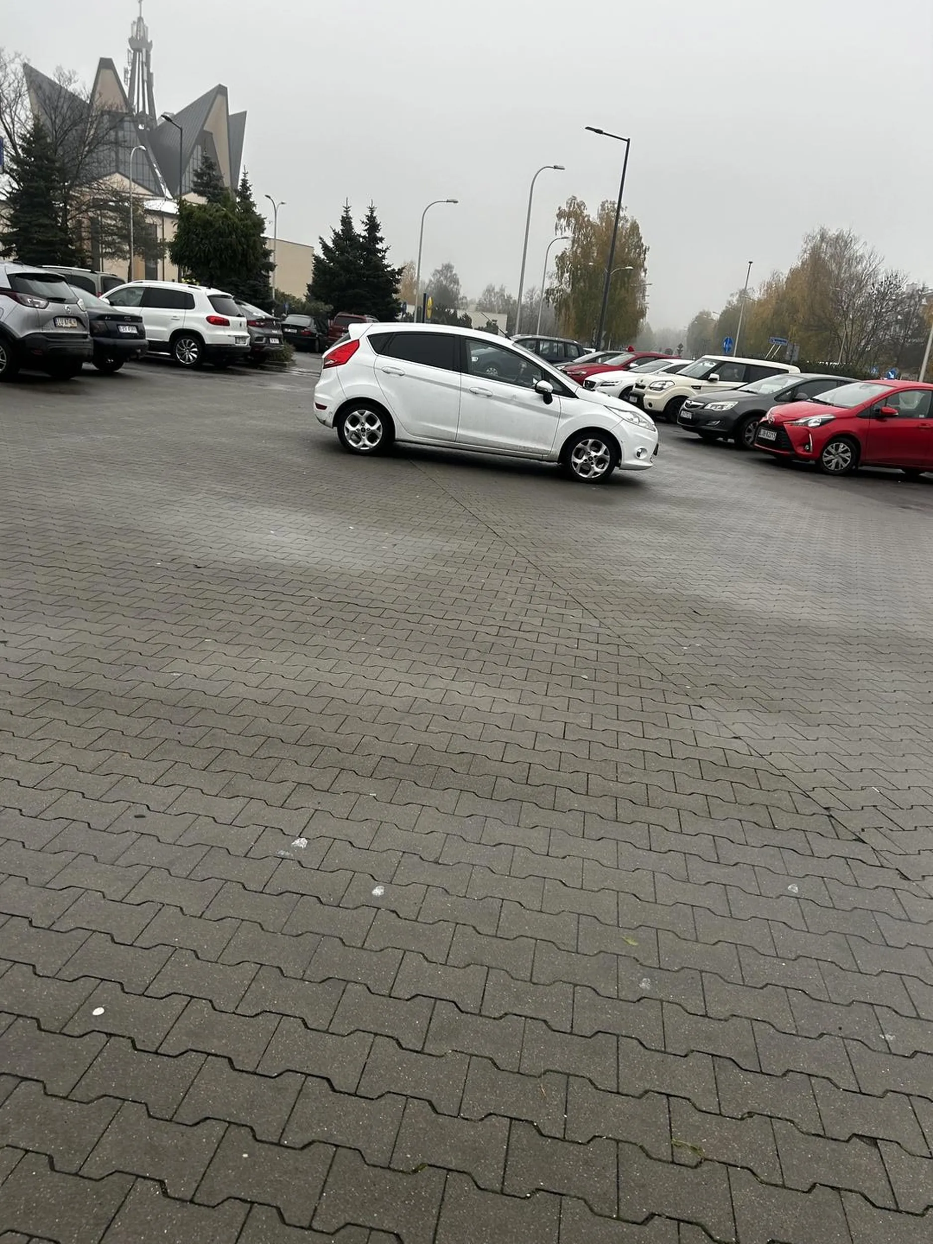 Niech pani naprawdę nauczy się parkować bo zostawianie samochodu na środku to nie jest najlepszy pomysł