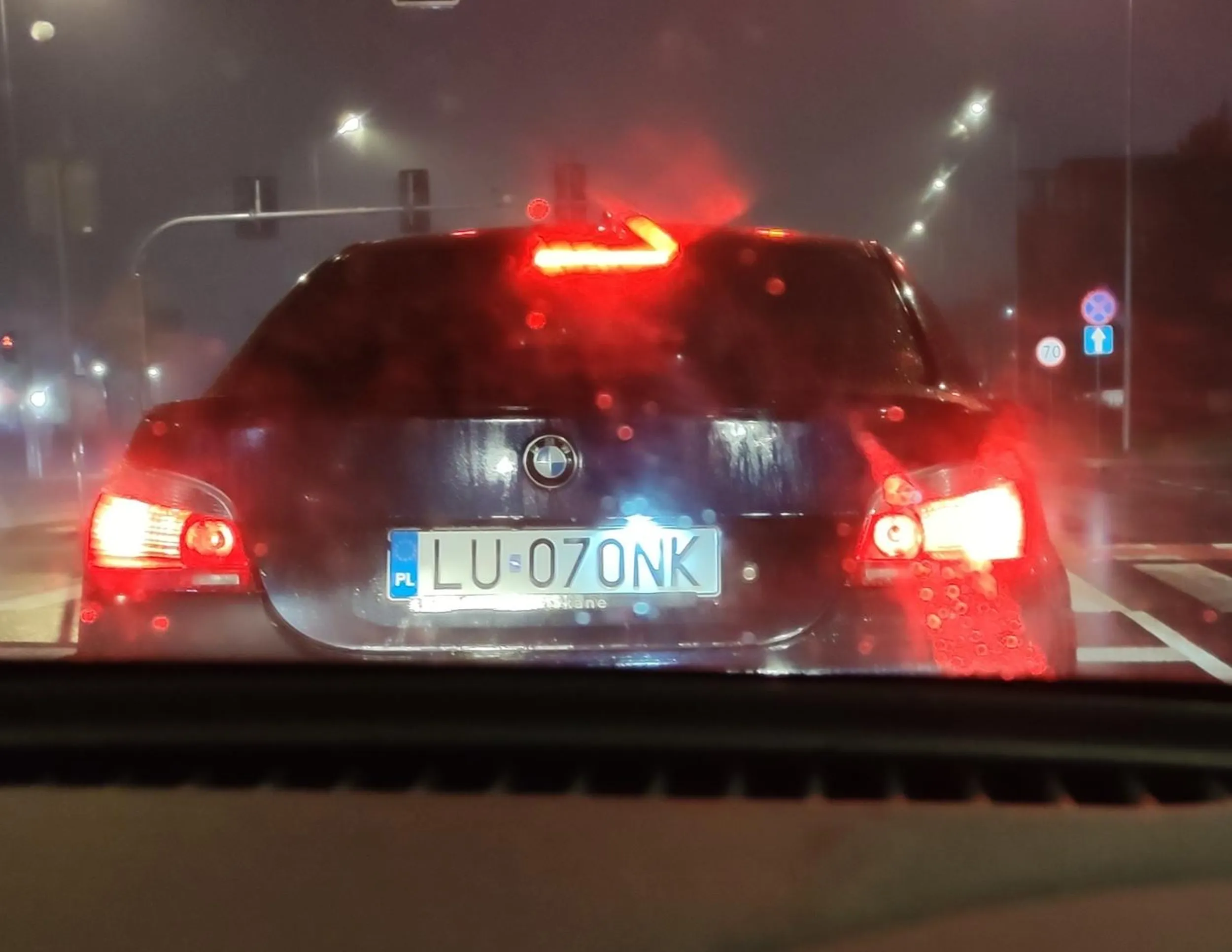 Niebezpieczny kierowca. Zajeżdża drogę, wymusza pierwszeństwo, ściga się i chamuje przed autem w zemście. Omijać szerokim łukiem.