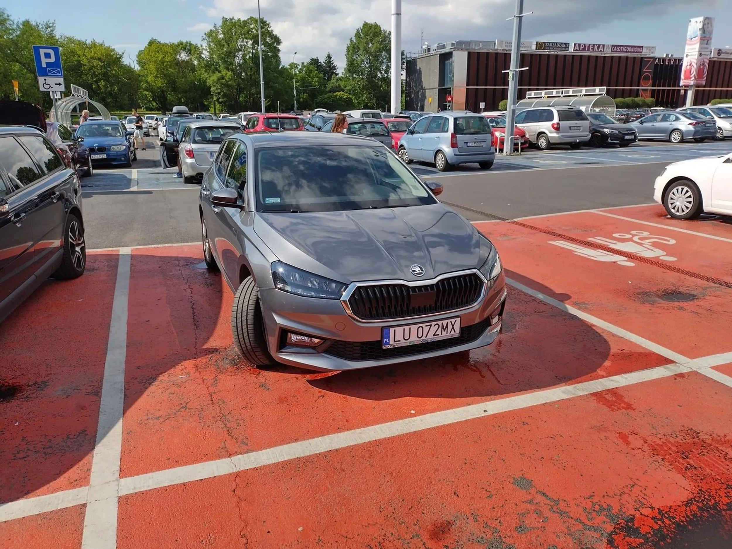 Podjechał do sklepu facet, zaparkował na miejscu dla kobiet w ciąży... Pokazał jaki z niego cham i być....