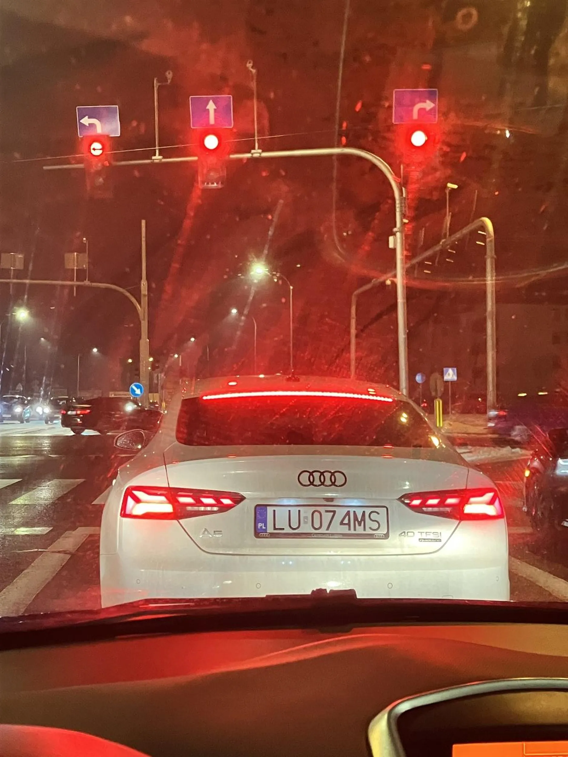 Odłóż ten telefon jak stoisz na światłach. 6 osób przejechało a Ty stoisz 20 sekund na środku pasa niemożliwe że nie zauważyłeś świateł. A potem dziwota że korki na wyjazdach z osiedla