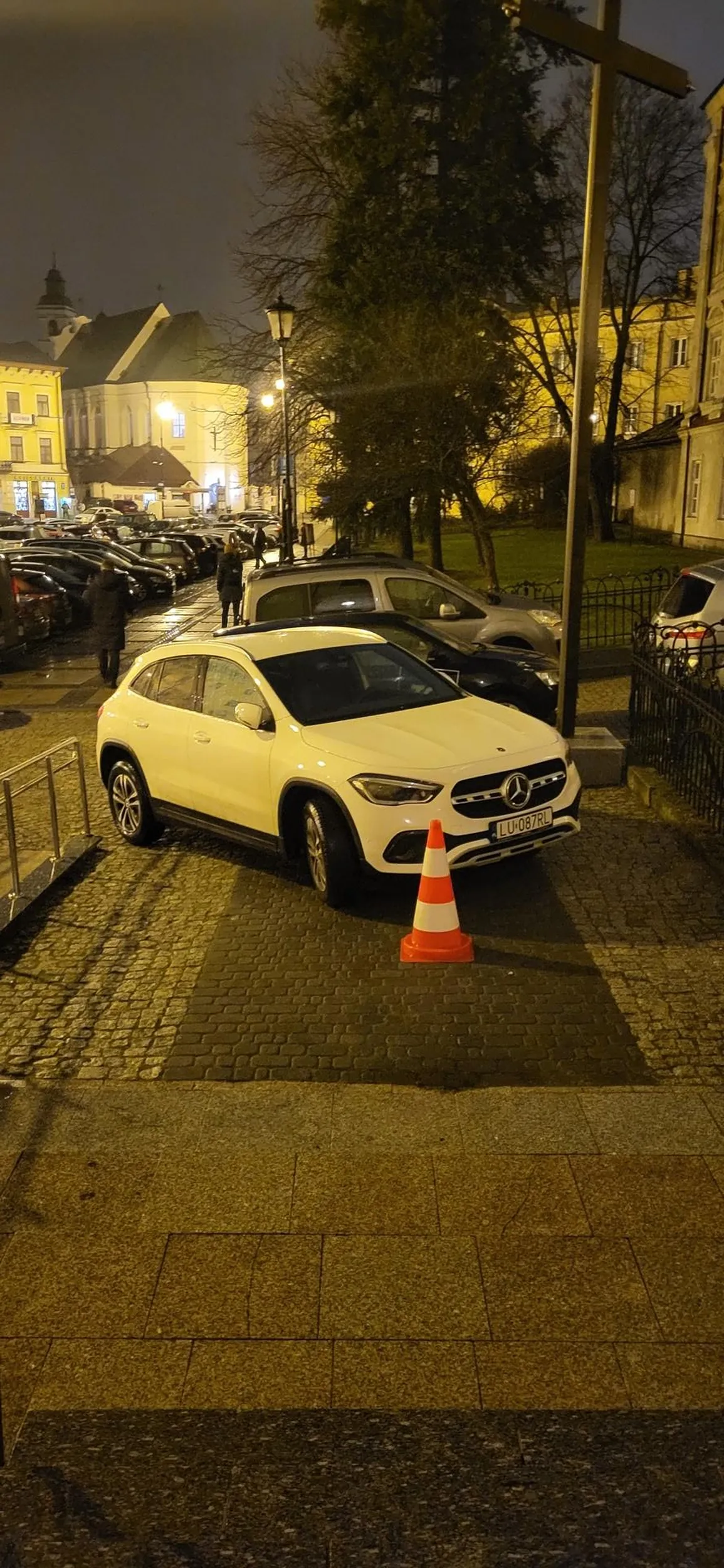 Pachołek w jakimś celu tu stoi