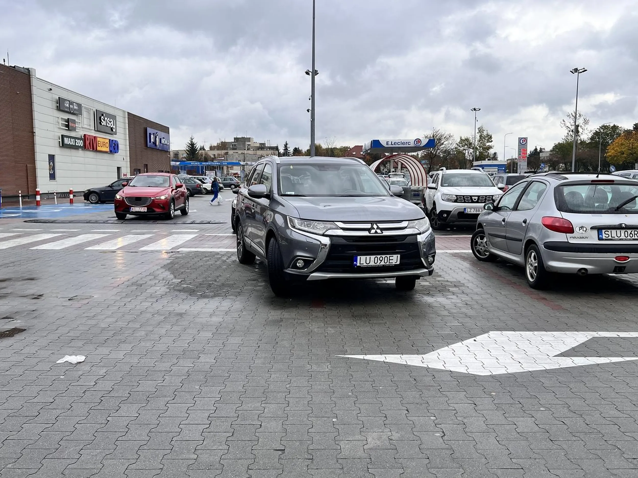 Mistrz parkowania. Trzeba mieć naprawdę mało w głowie, żeby zostawić tak auto.