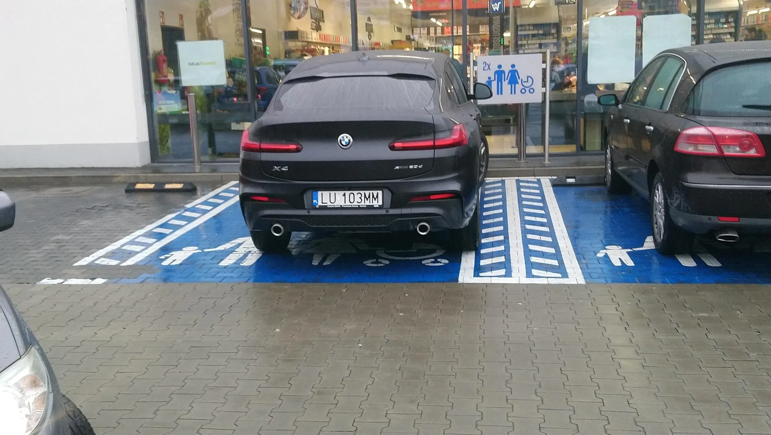 Jadę z dzieckiem do Lidla, wolne miejsce widzę i chce wjeżdżać ale oto Paniusia wjeżdża. Oczywiście bez dzieci, ale miejsce zajęła dla osób z dziećmi. Wszystko rozumiem  ale bliżej wejścia są miejsca dla osób ♿. Jak by tam paniusia zaparkowała to bym nawet jej tu nie wrzucił. Bo bym zrozumiał. Ale tak bezczelnie zaparkować i innym blokować to chamstwo. Patrząc na paniusie to spacer też by jej dobrze zrobił. Ale co tam. Musiała się dowartościować jaka to ona cwana. A wyszło żałośnie... ?
