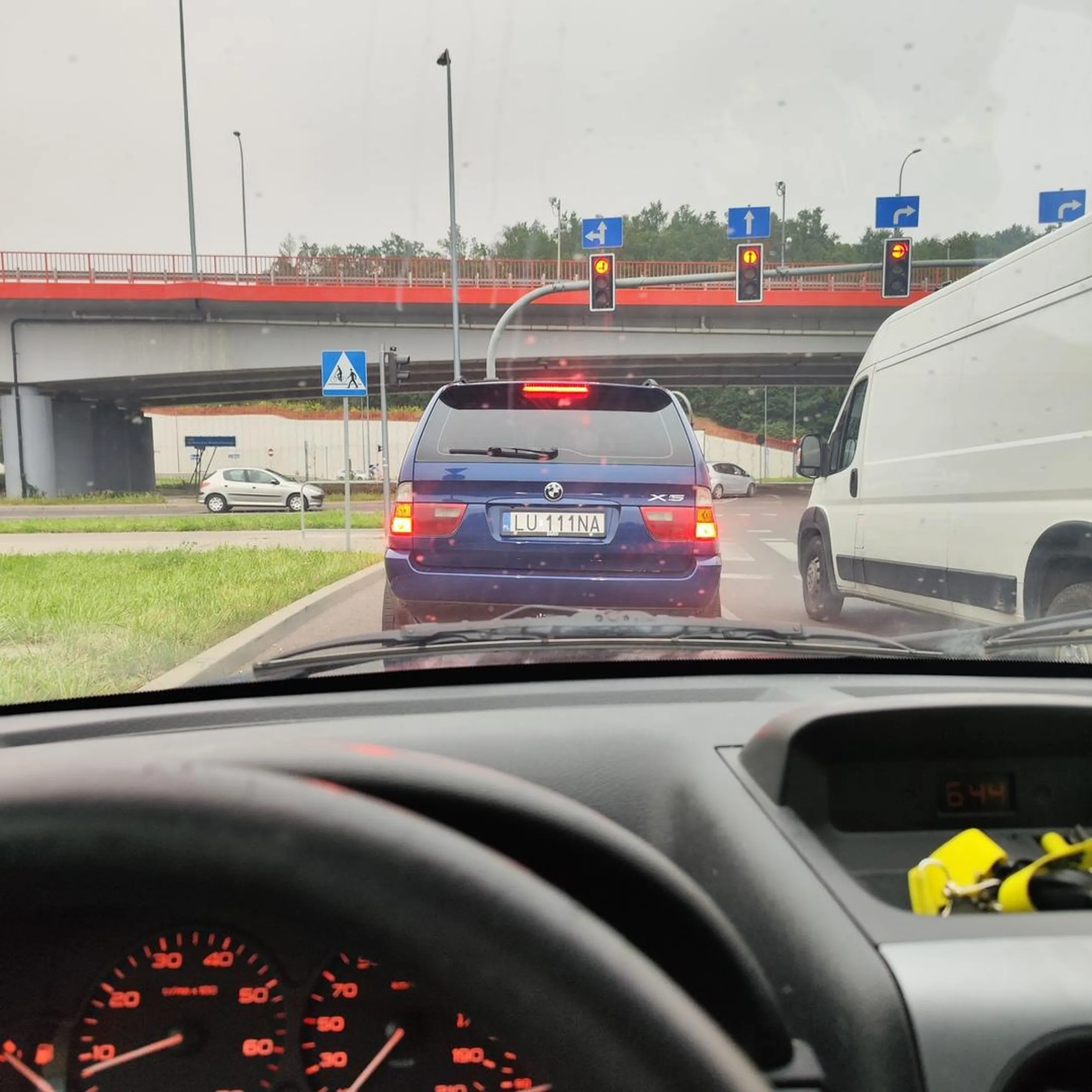Paniusia w BMW X5 widziana kilkukrotnie jak jedzie slalomem, innych kierowców na drodze traktuje jak pachołki i wciska się pod samą maską. Nie reaguje na trąbienie!