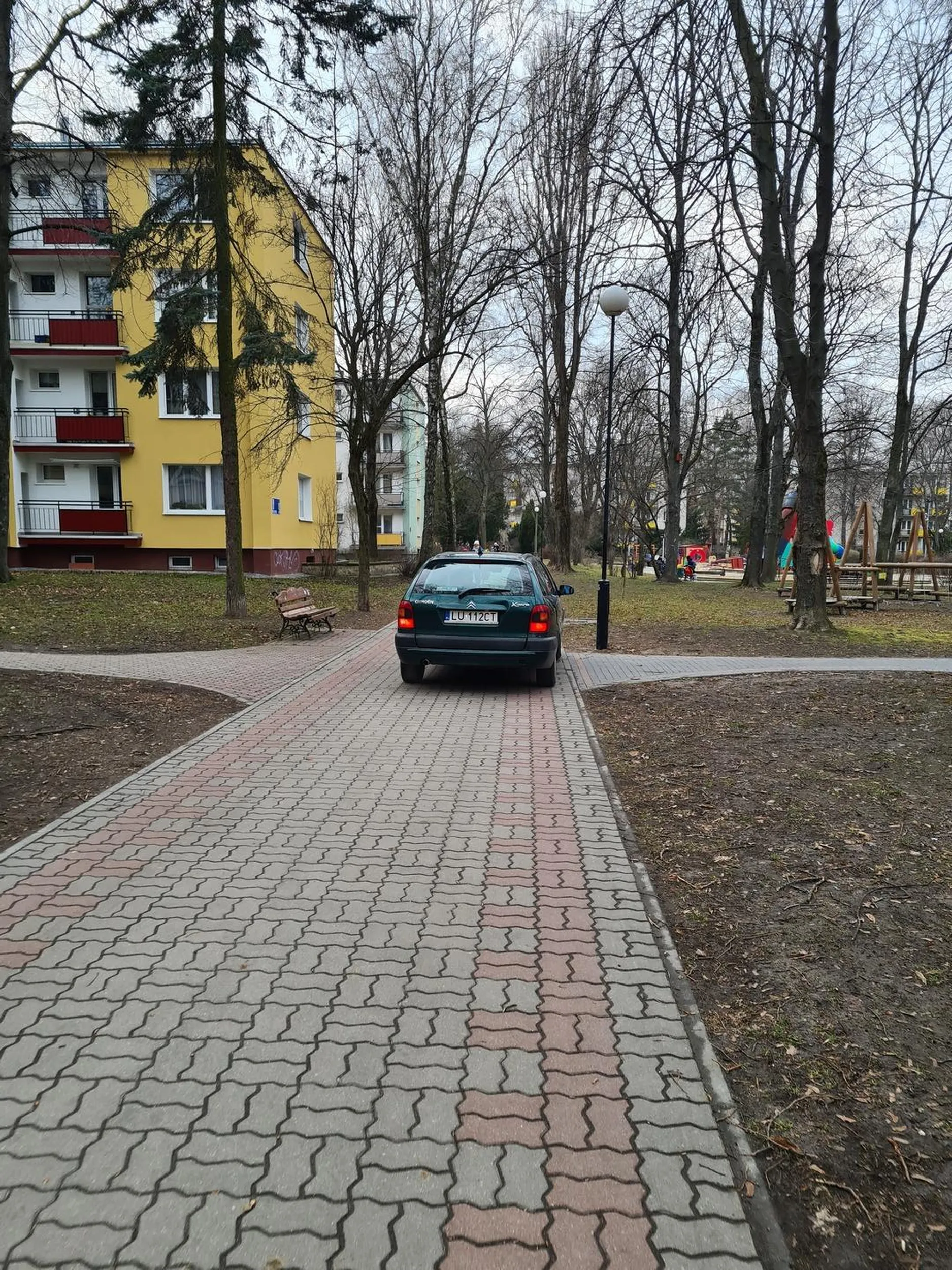 Jeździ po osiedlowym chodniku