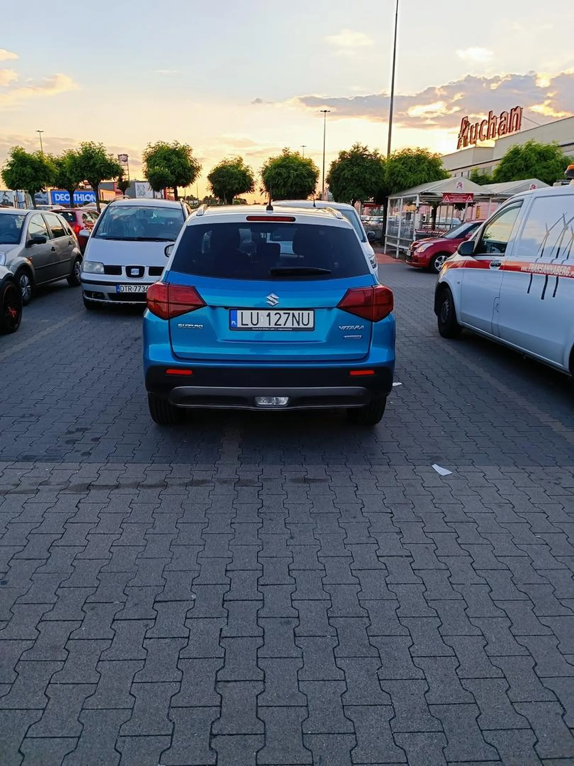 Dziadek z wąsem parkuje na dwóch miejscach, a jak go upomniałem to zapytał czy jestem właścicielem sklepu i że się mnie boi ... Hahaha