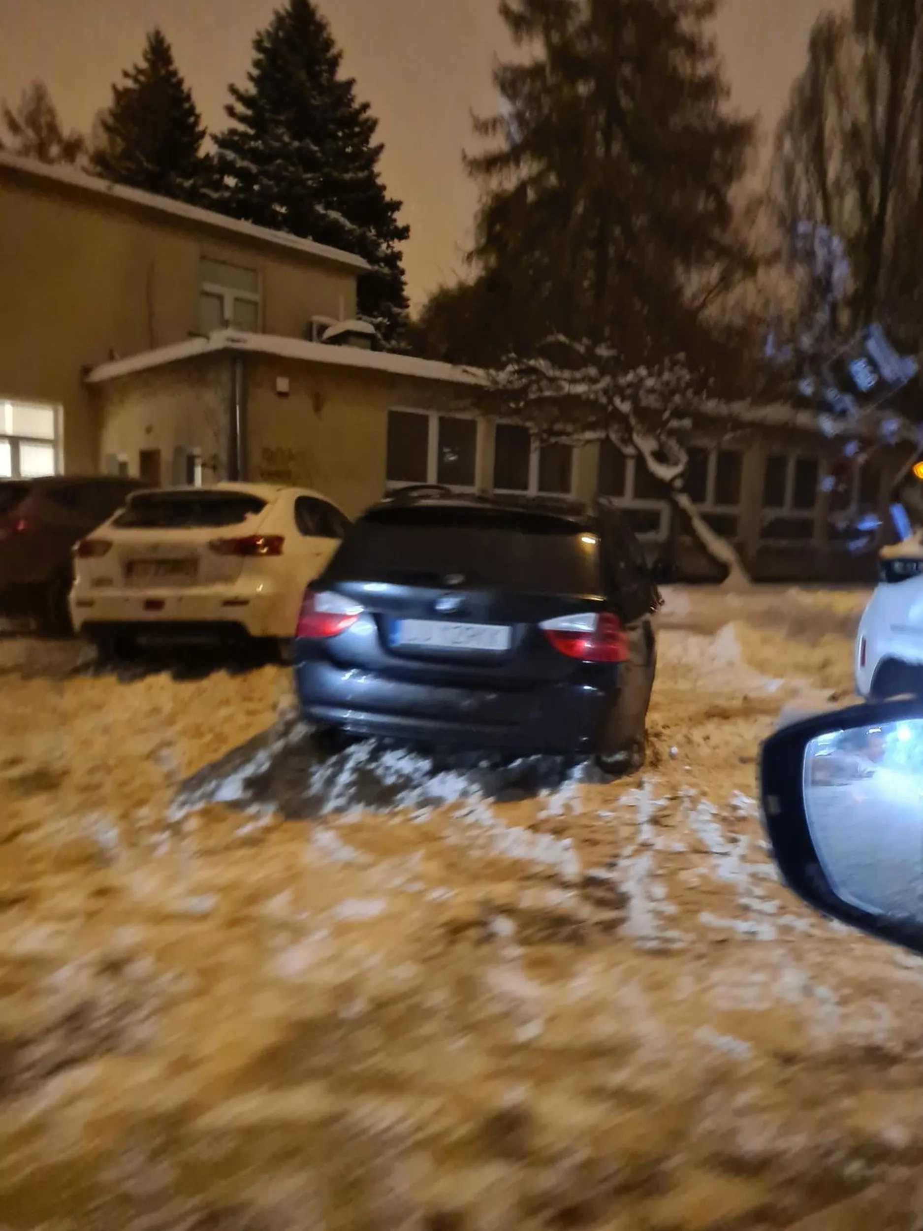 Wjeżdżam przez przejście i parkuję tak