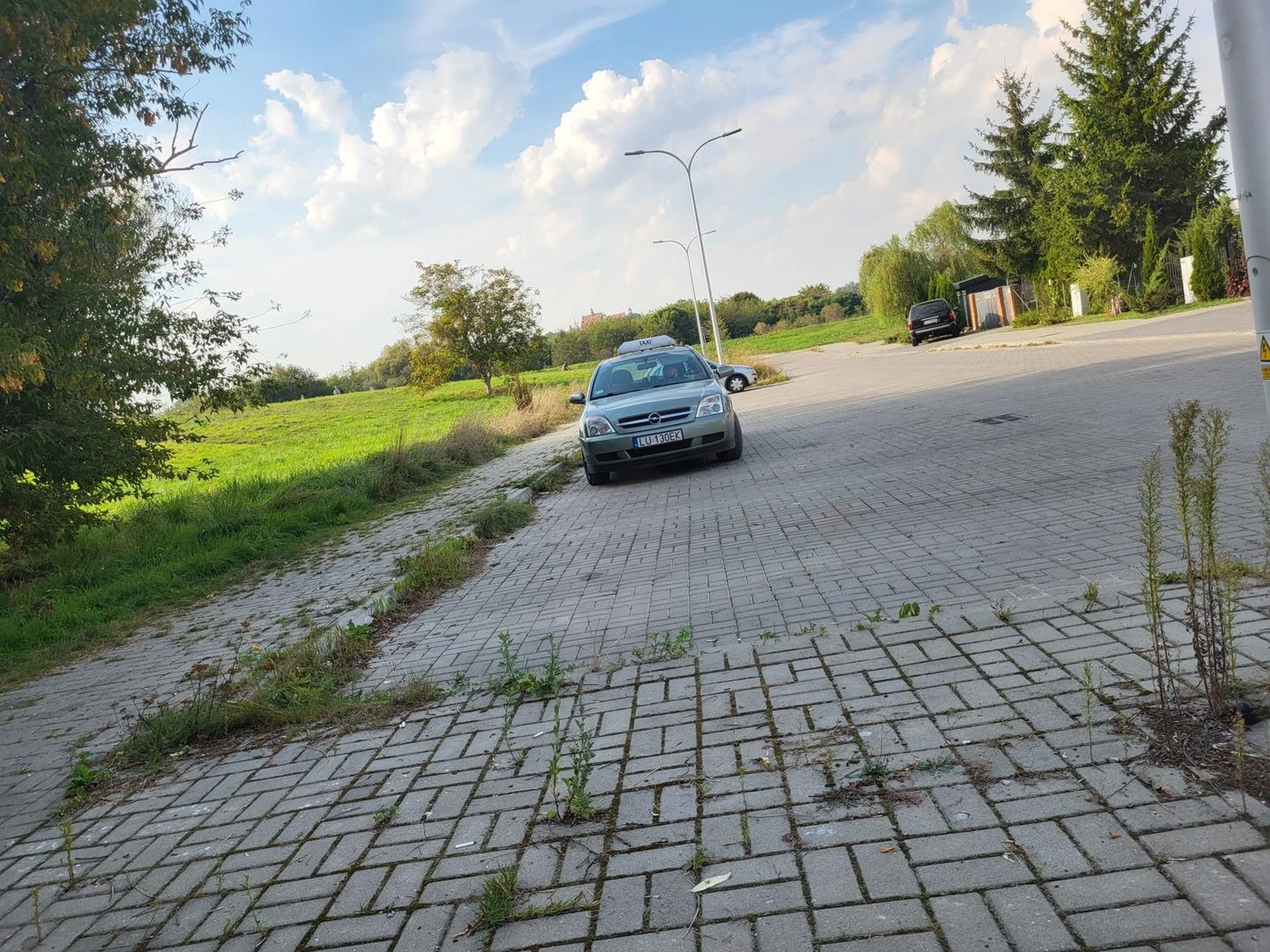 Parkowanie równoległe na parkingu prostopadłym, bo przecież wygodniej.